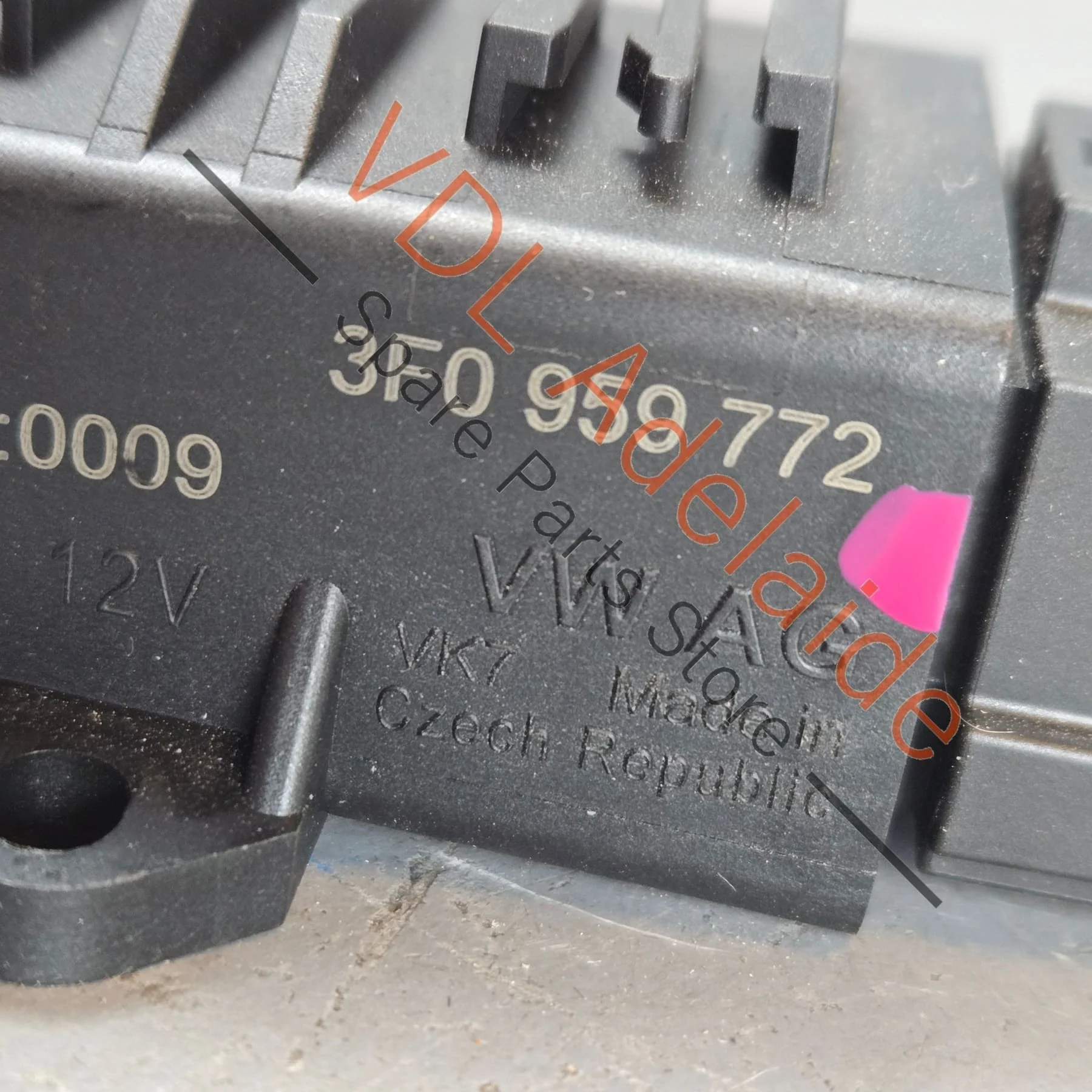 Bentley Bentayga Rear Seat Heating Control Unit 3F0959772 - Image 2
