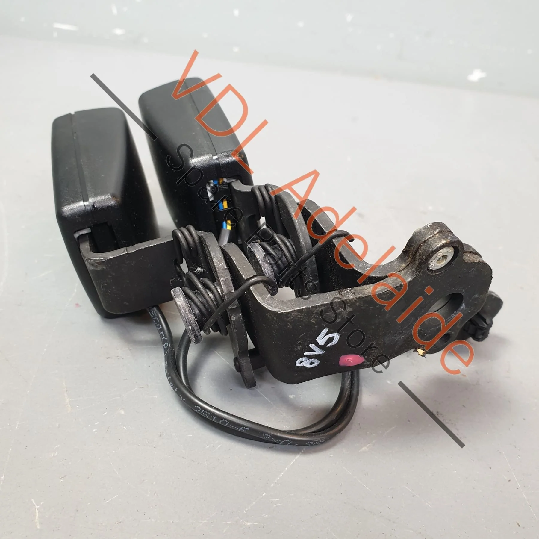 Audi RS3 S3 A3 8V Rear Left Centre Double Belt Latch Clasp Buckle 8V0857739 - Image 4