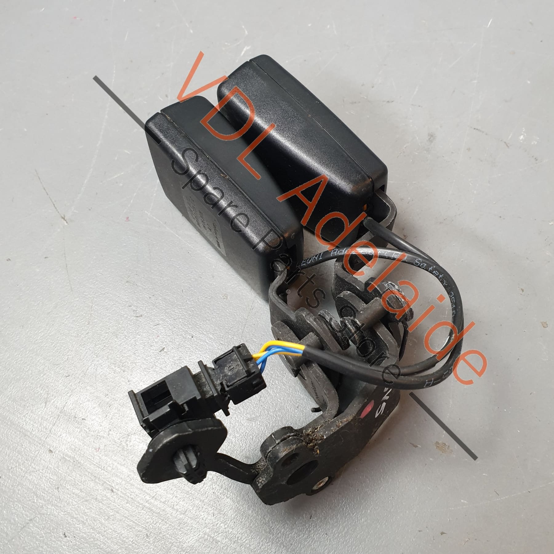 Audi RS3 S3 A3 8V Rear Left Centre Double Belt Latch Clasp Buckle 8V0857739 - Image 5
