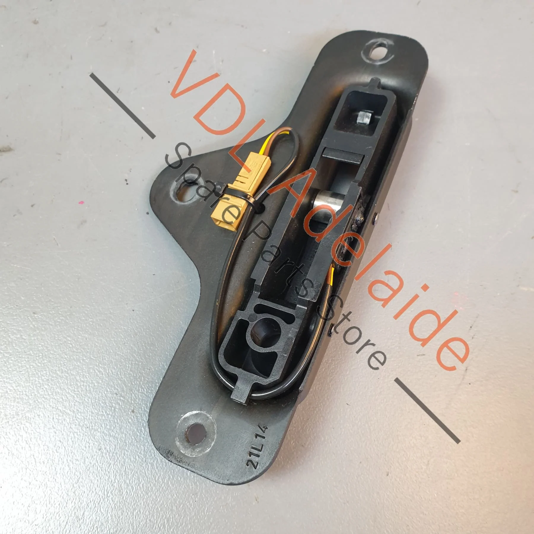 Audi A3 S3 Convertible Soft Top Roof Catch Bracket Left 8V7871443 - Image 5