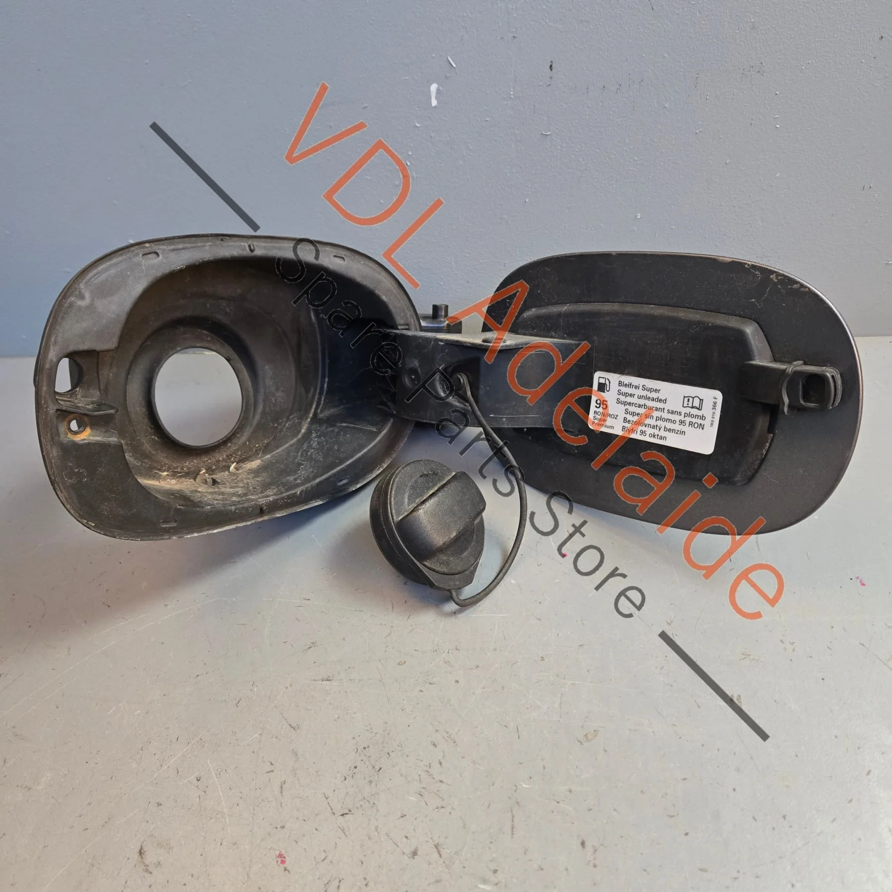 Porsche Cayenne 958 Fuel Door Flap Lid Cap 7P5809857A Meteor Gray Metallic M7W/9Q 95850490900 - Image 2