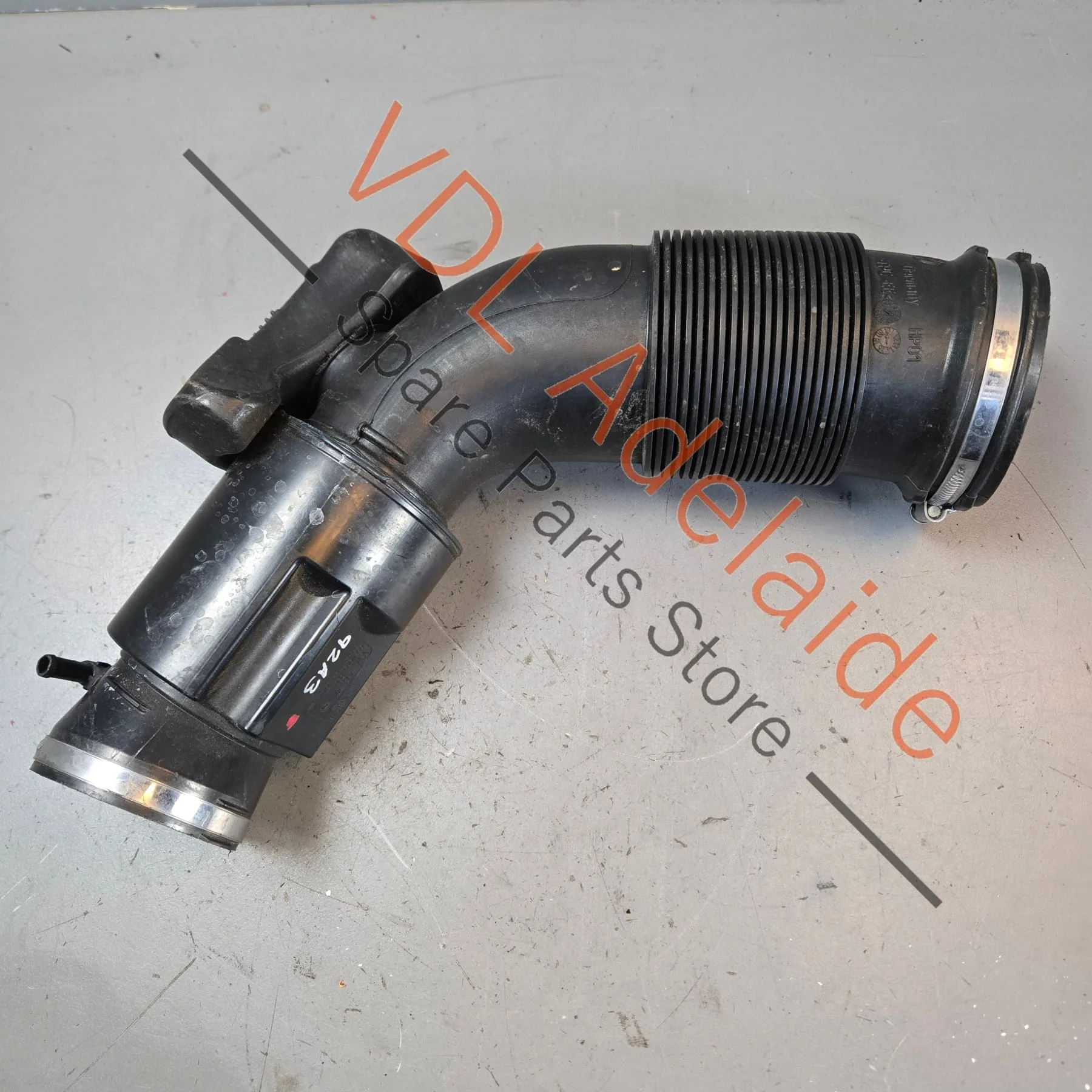 Porsche Cayenne 958 3.0 Hybrid Engine Air Intake Pipe Hose 95811022302 7P0129684B - Image 3