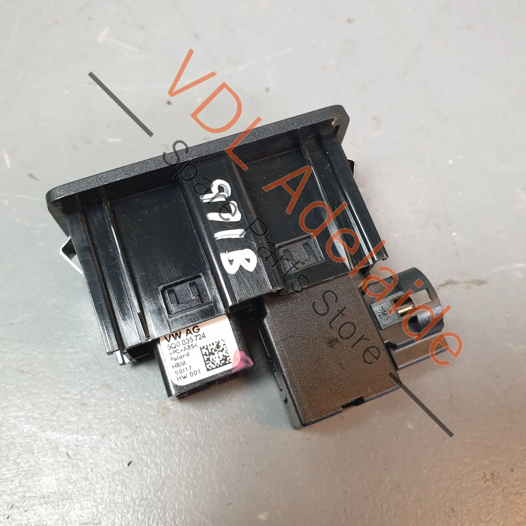 AUX USB Interface Port Socket 5G0035222E 5Q0035724 - Image 4