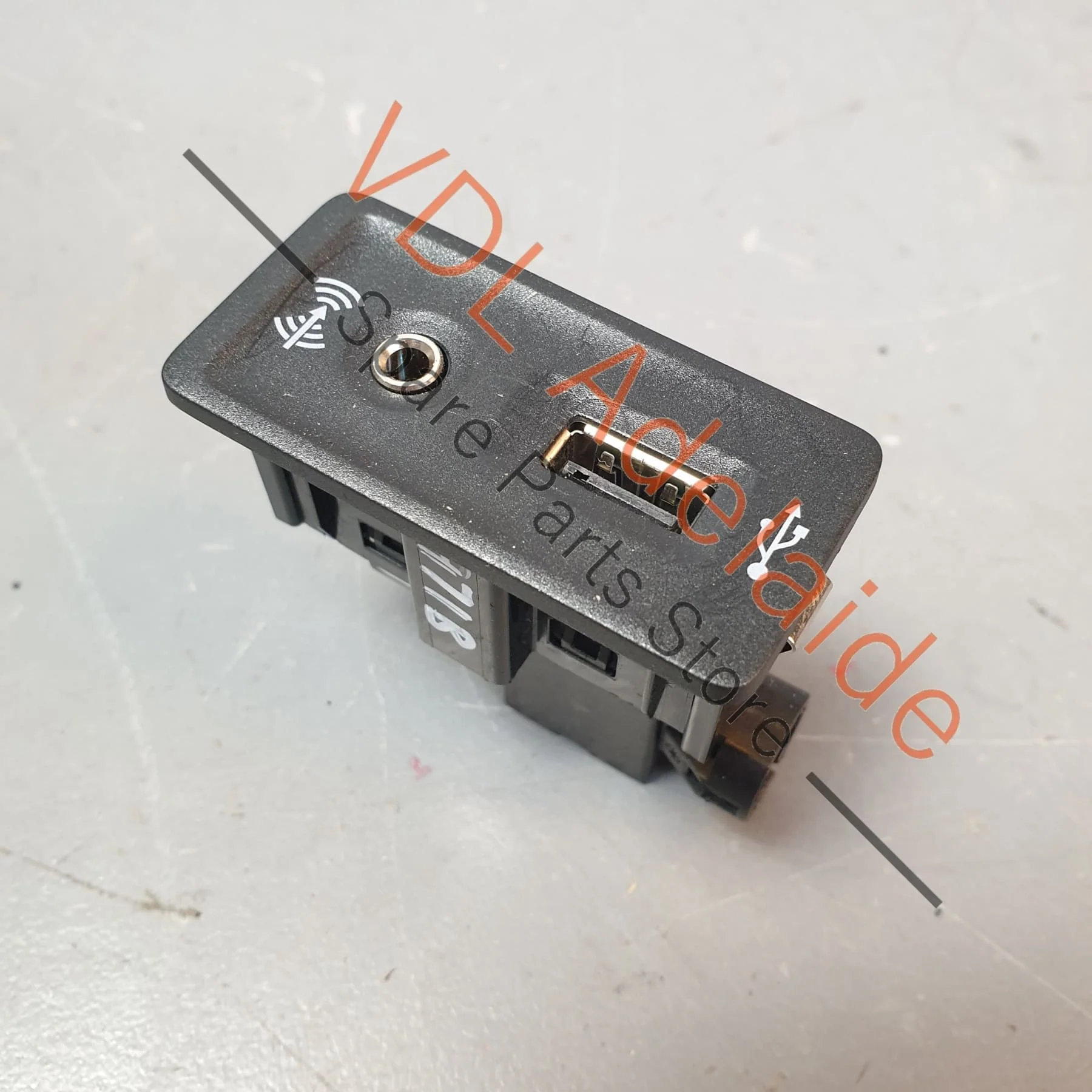 AUX USB Interface Port Socket 5G0035222E 5Q0035724 - Image 6