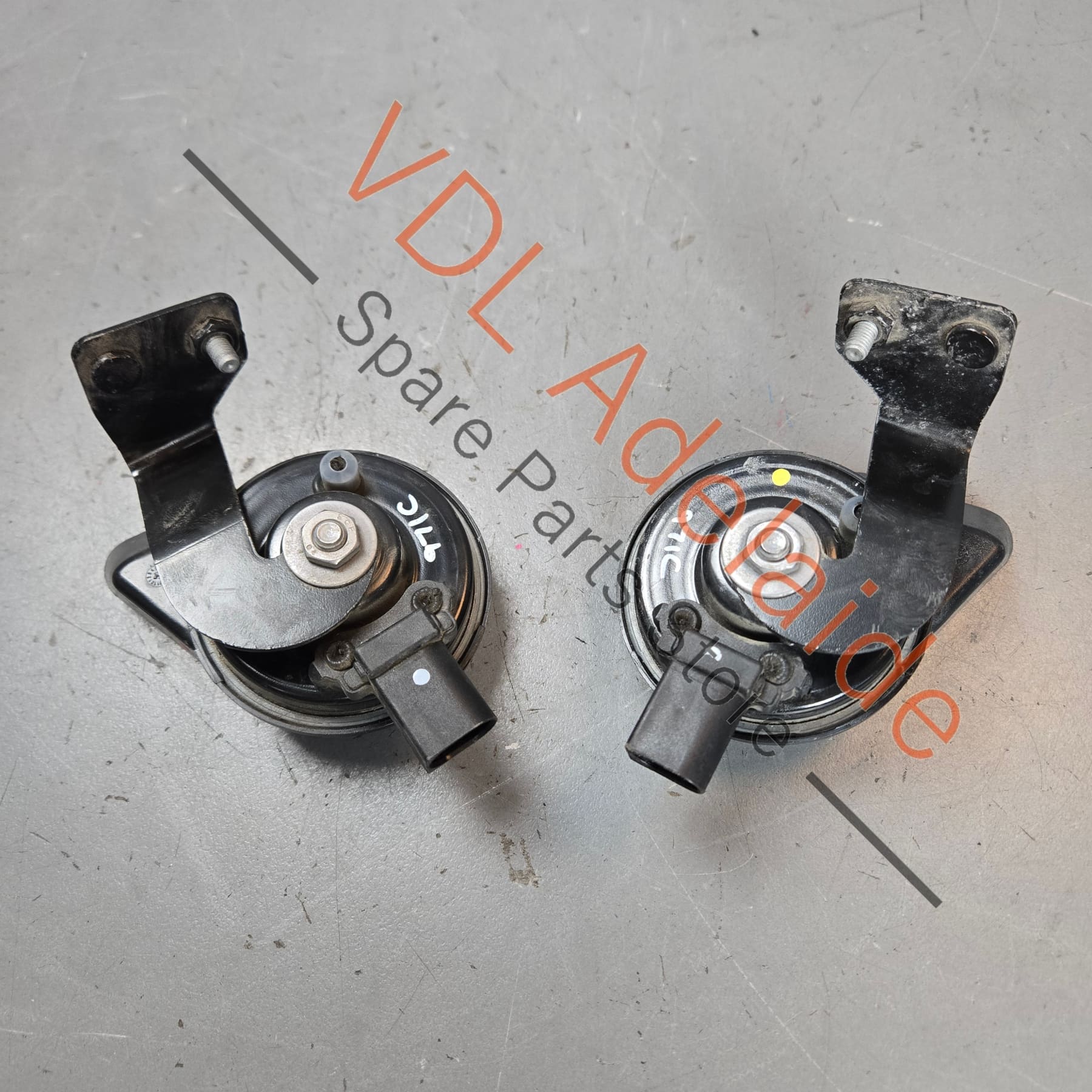 Porsche Panamera Fanfare Horn and Brackets Pair, Left & Right 971951211B 971951212B - Image 2