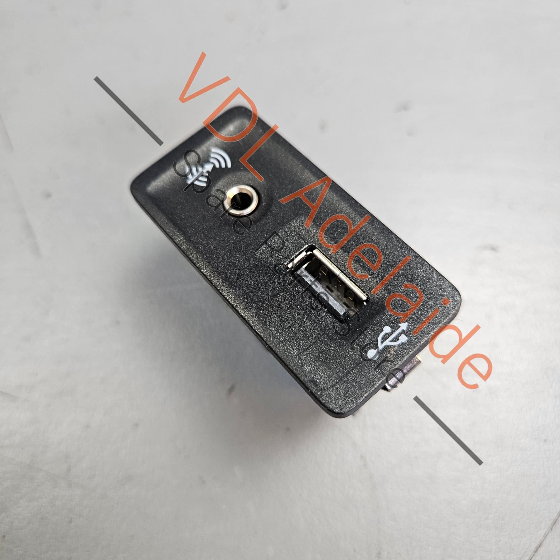 Porsche USB Audio Aux In Auxiliary Media Socket Jack 971035222A 5G0035222A - Image 3