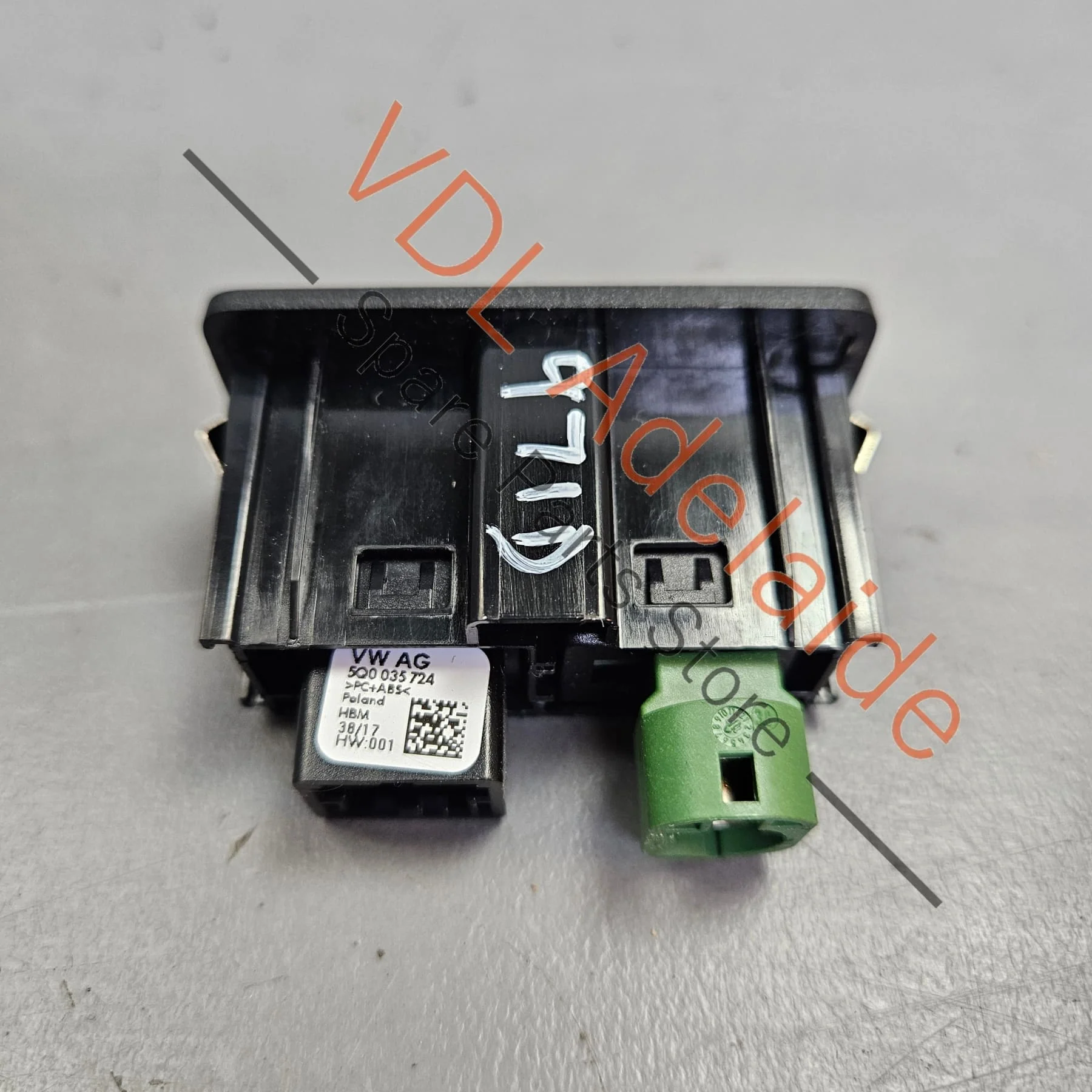 Porsche USB Audio Aux In Auxiliary Media Socket Jack 971035222A 5G0035222A - Image 4
