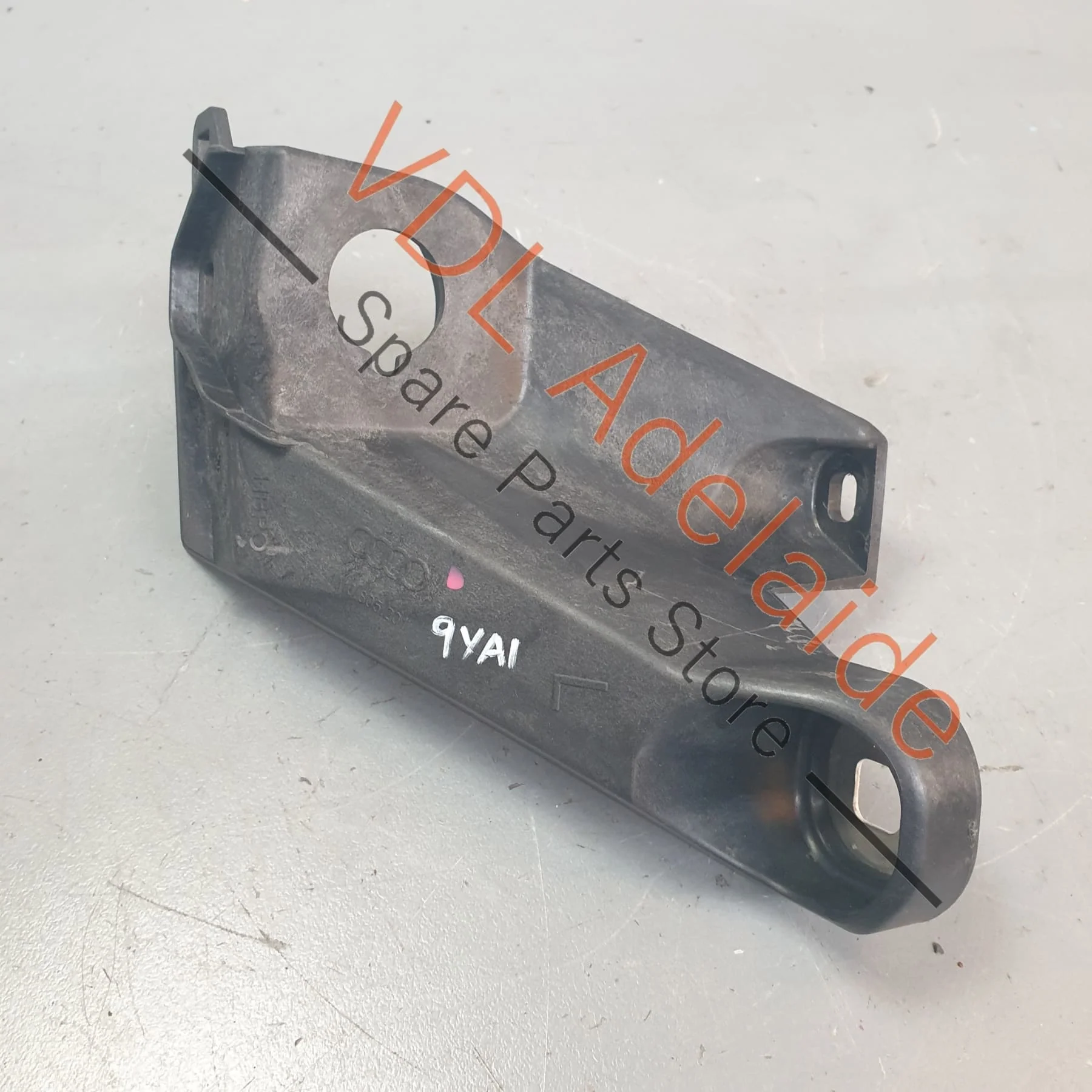 Porsche Cayenne Audi Q7 Touareg Radiator Support Bracket Left 4M0805201 PAB805201