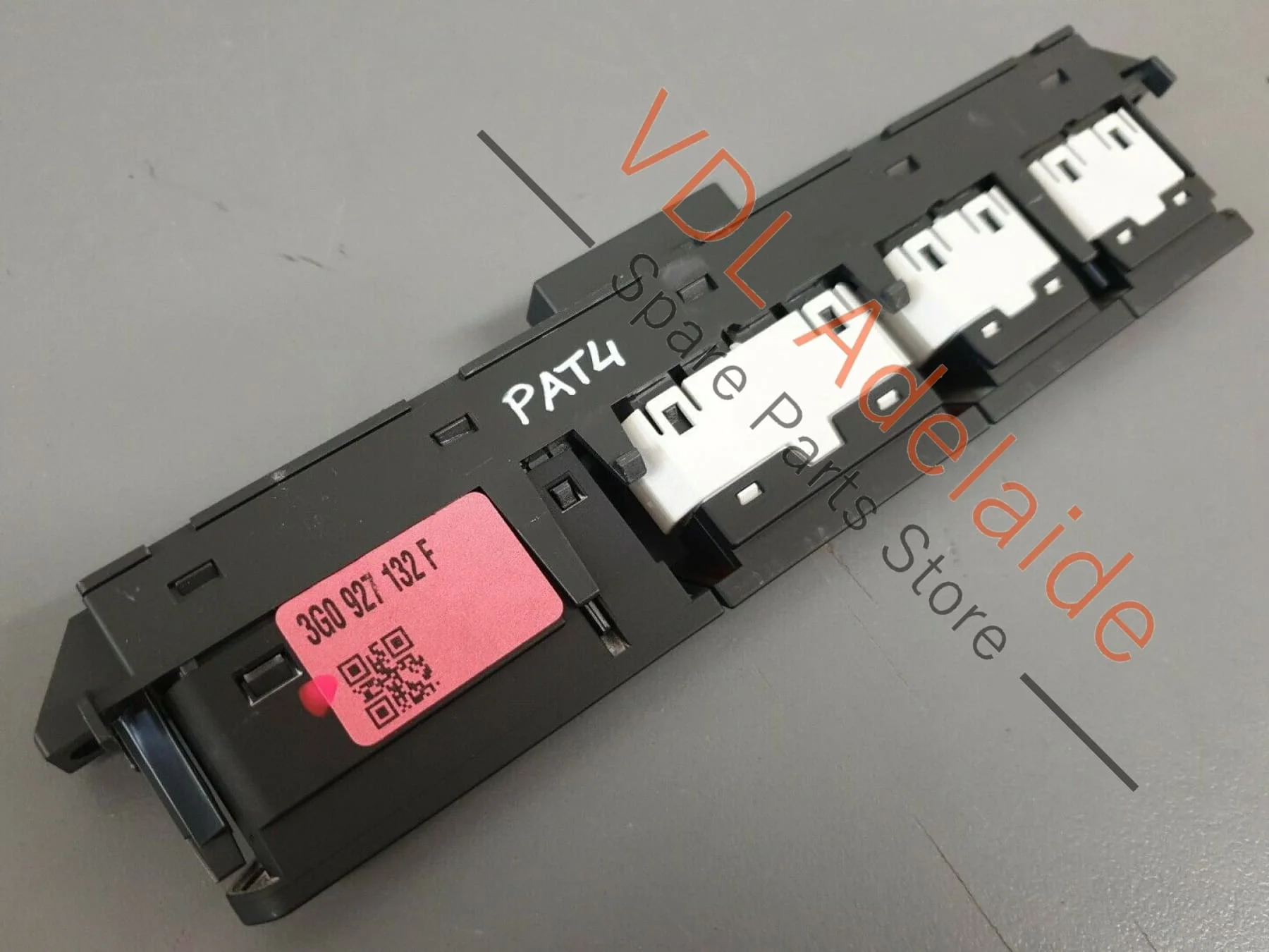 VW Passat Estate B8 3G Dash PDC Park Assist Hazard Light Switch 3G0927132F - Image 2