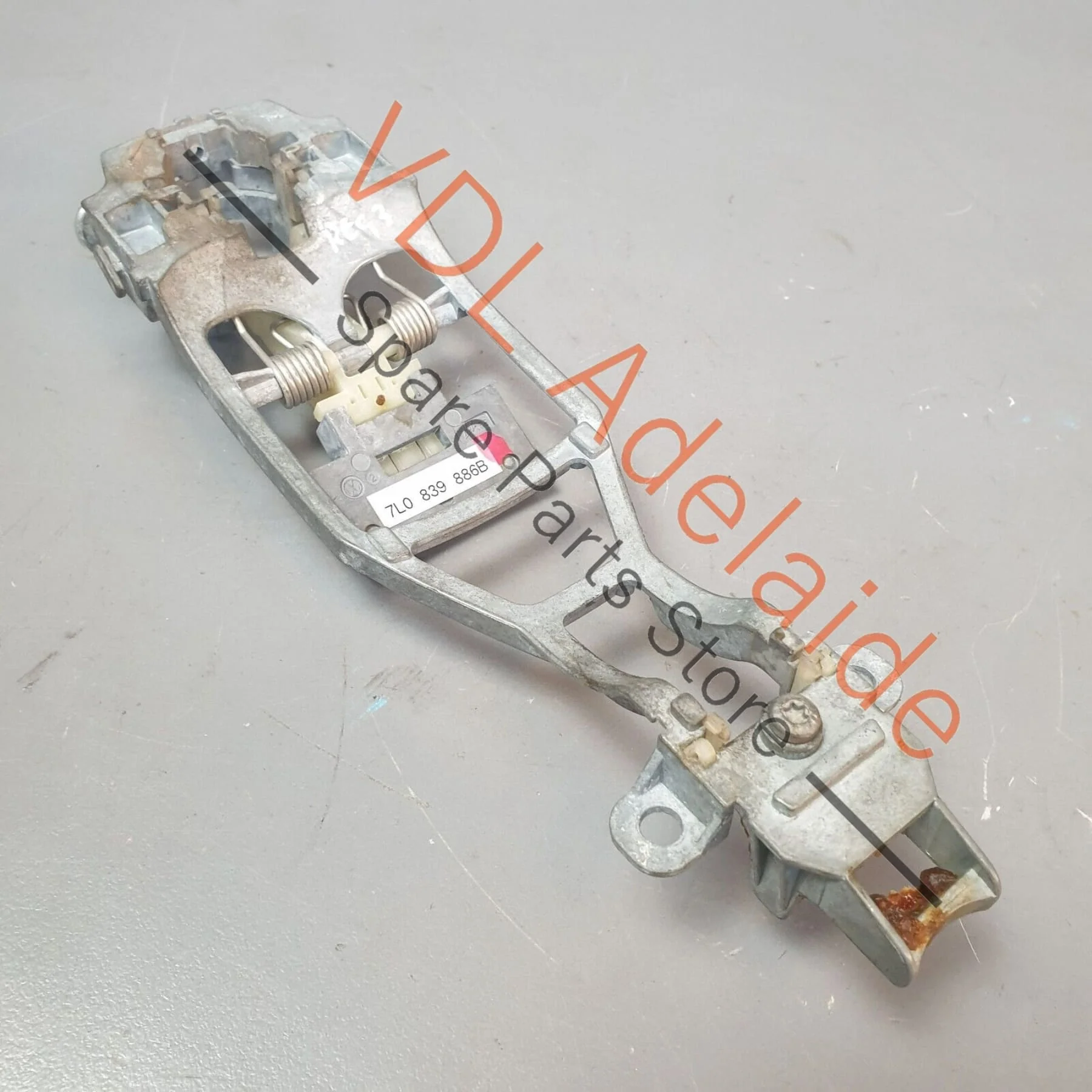 VW Touareg V10 7L Right Side Rear Door Handle Mounting Bar 7L0839886B