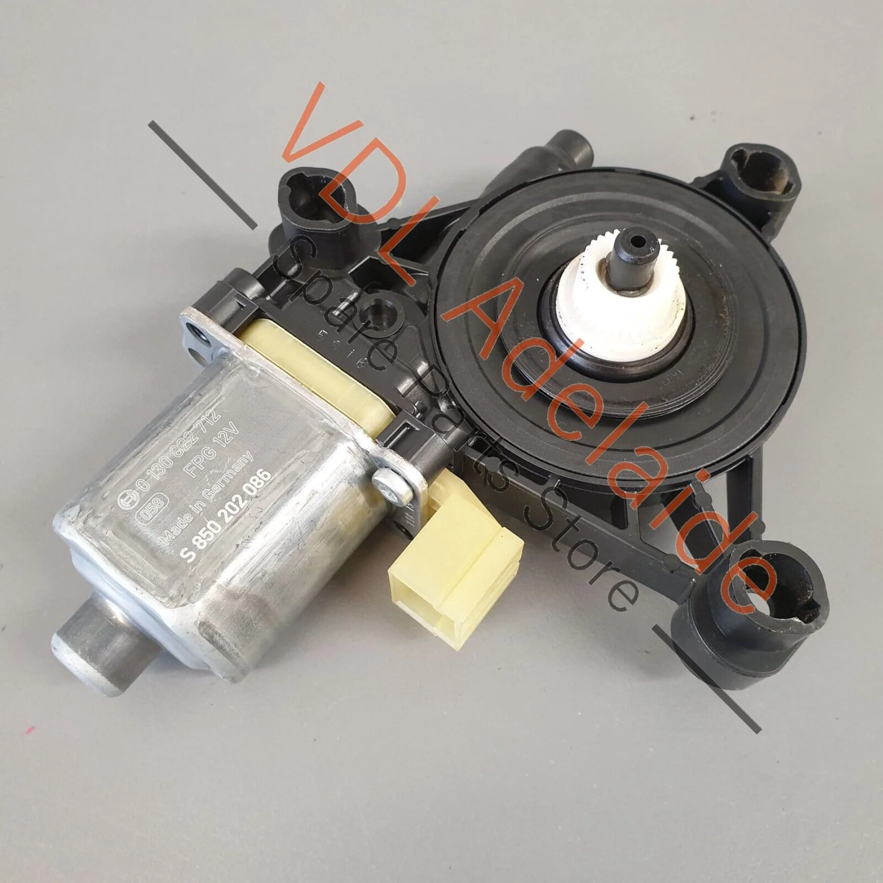 Audi RS3 8V Rear Right Window Regulator Motor 5Q0959802 - Image 4