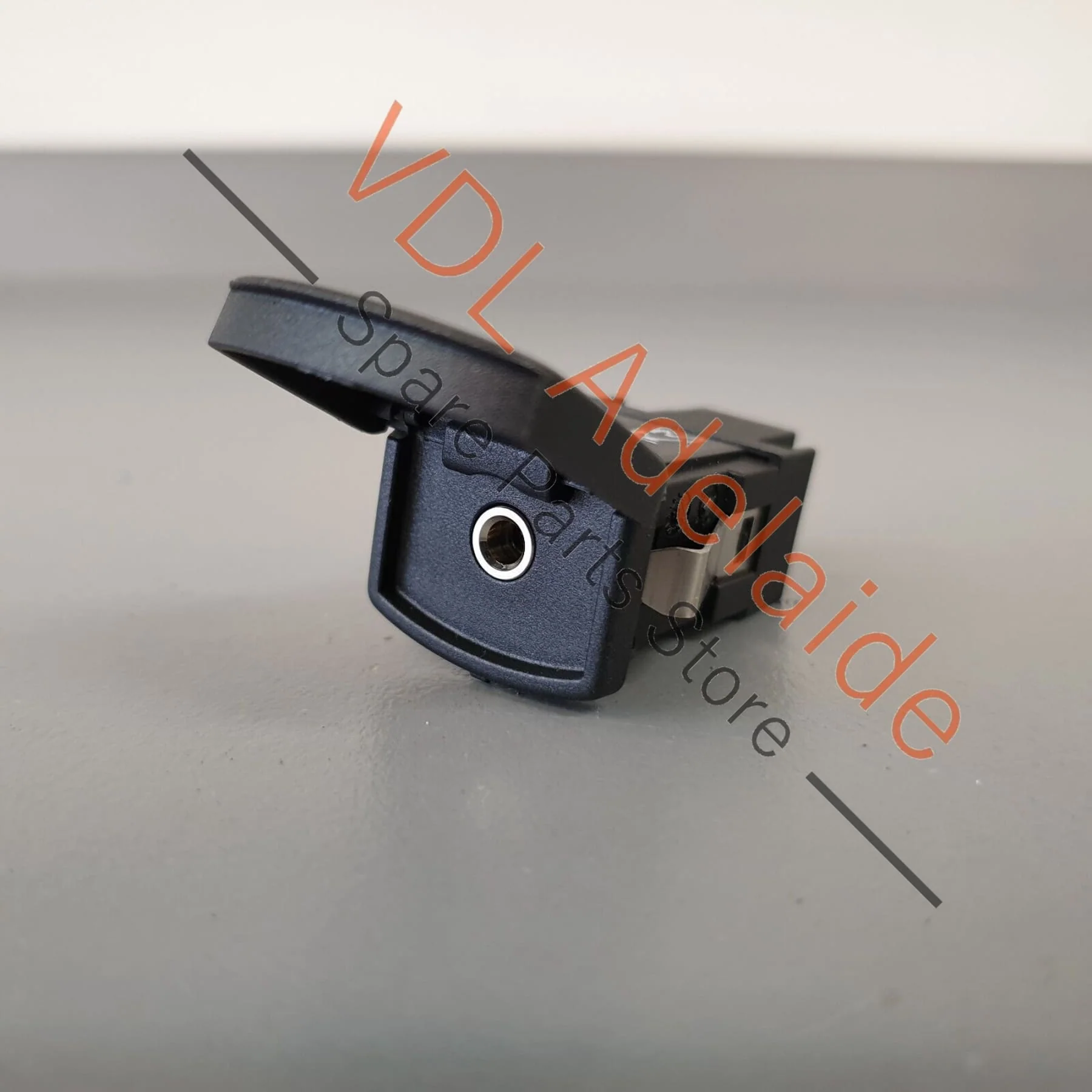 VW Polo GTi Mk5 6R Aux-In Socket Outlet With Cover 6R0035724 - Image 3