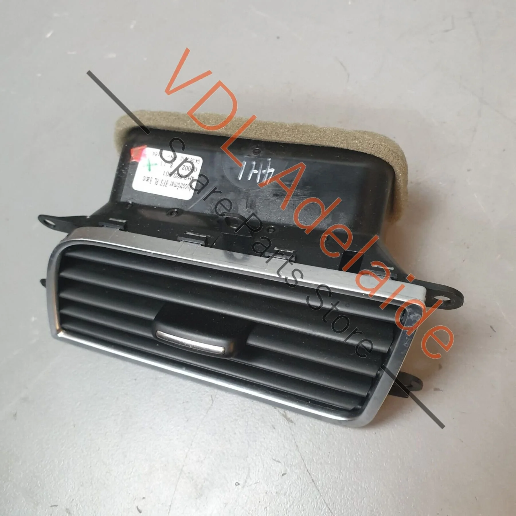Audi A8 4H Passenger Side Outer Vent Centre for RHD Vehicles 4H2820901 - Image 4