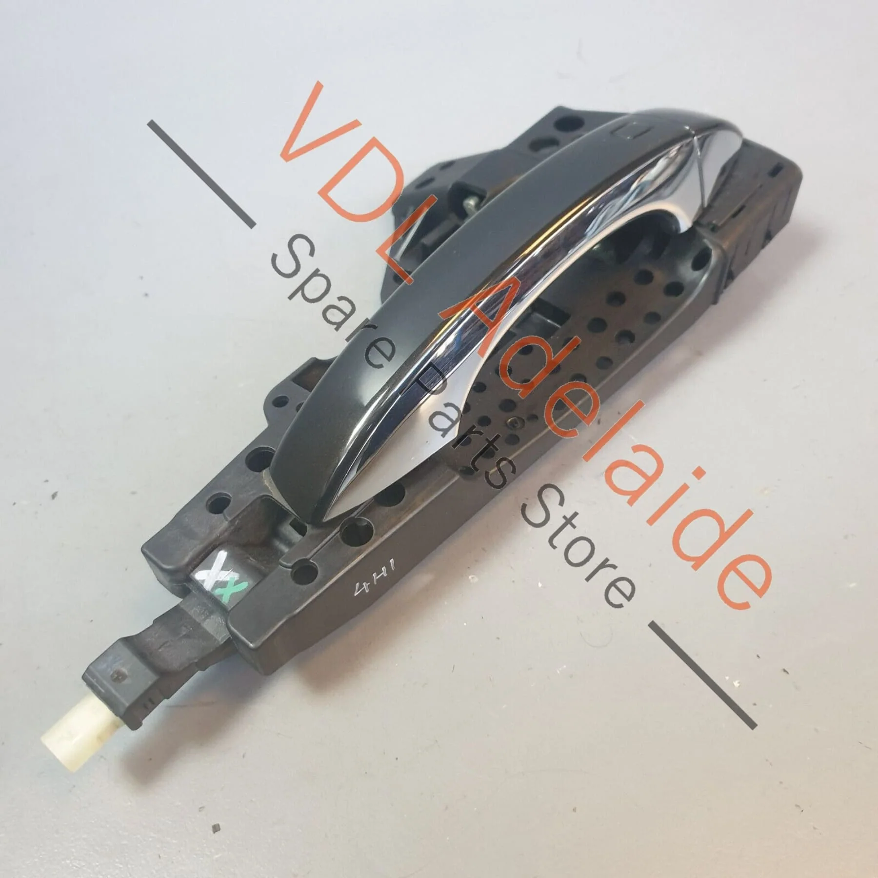 Audi A8 4H Right Side Passenger Door Handle and Mounting Bar 4H0837206B - Image 4