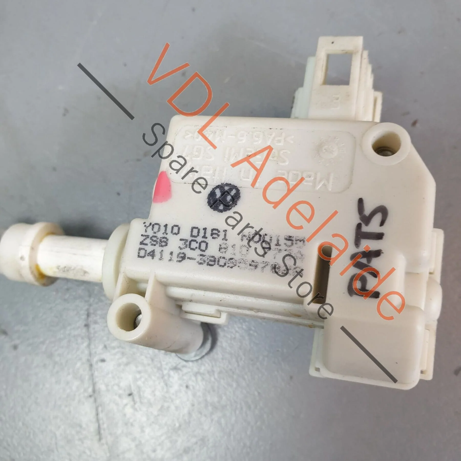 VW R36 Passat 3C B6 Fuel Filler Flap Throttle Control Element Module 3C0810773 - Image 2