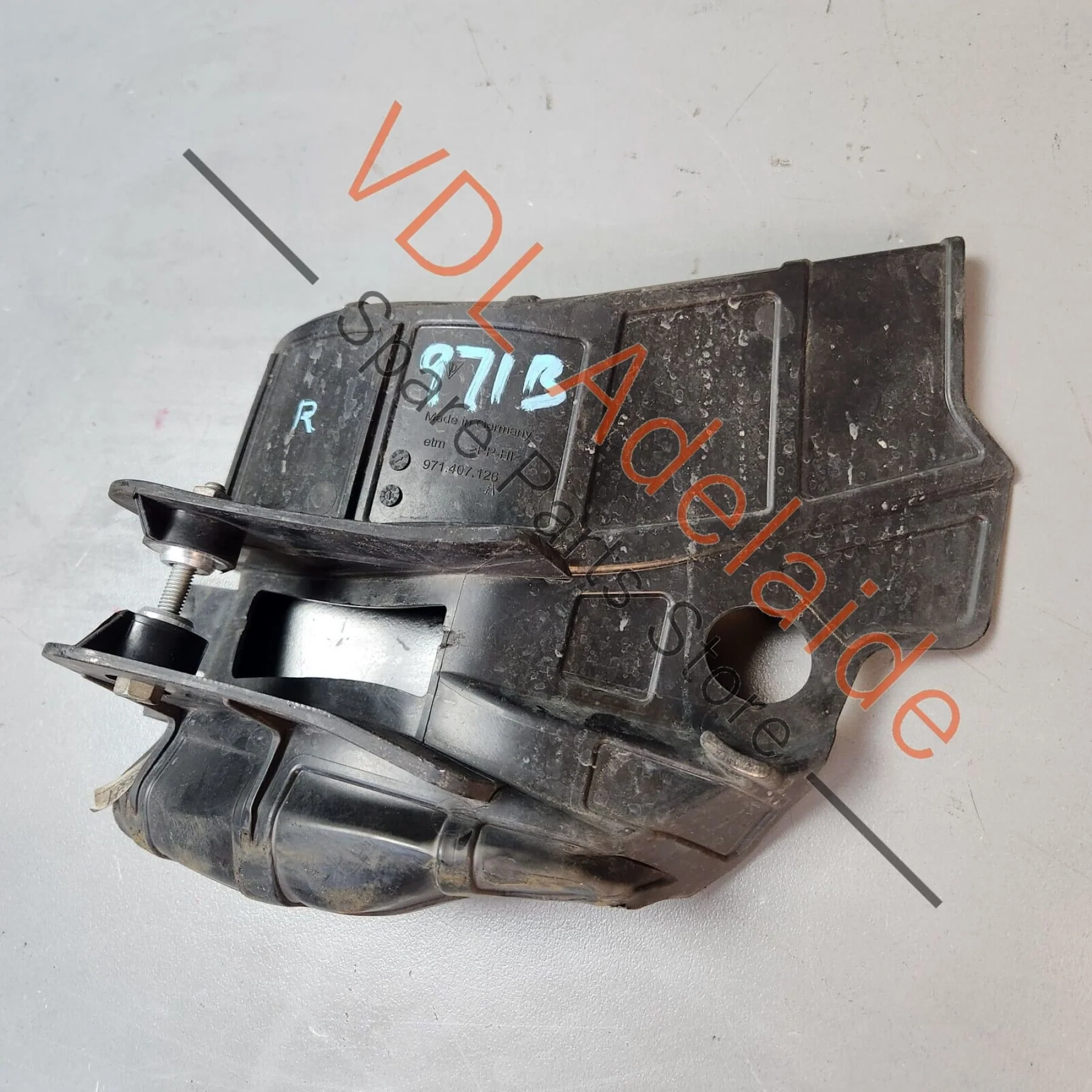 Porsche Panamera 971 Front Right Suspension Lower Control Arm Spoiler Trim - Image 4