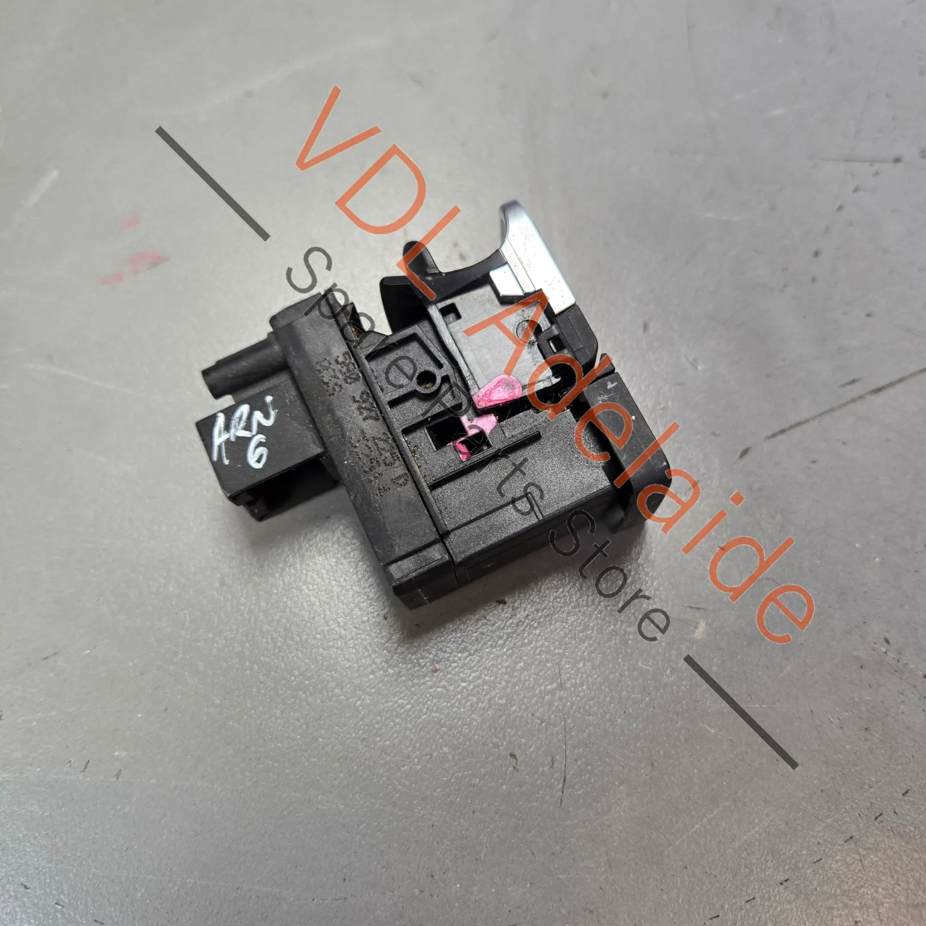 VW Golf MK7 EPB Park Brake Switch Centre Console 5G0927225D - Image 2