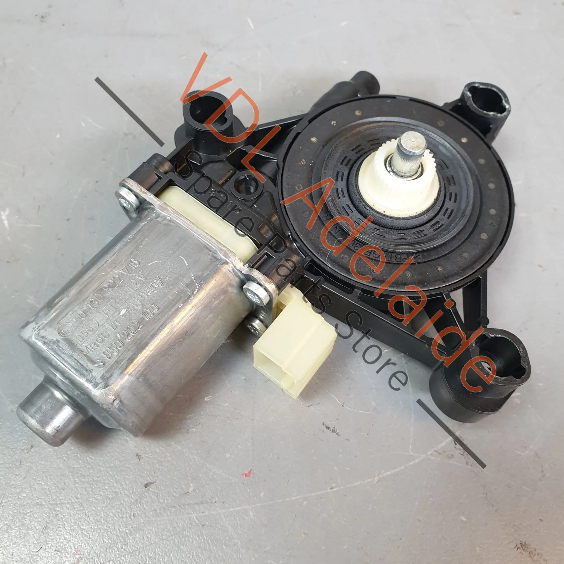 VW Golf Mk7 Front Right Window Regulator Motor 5Q0959802B - Image 2