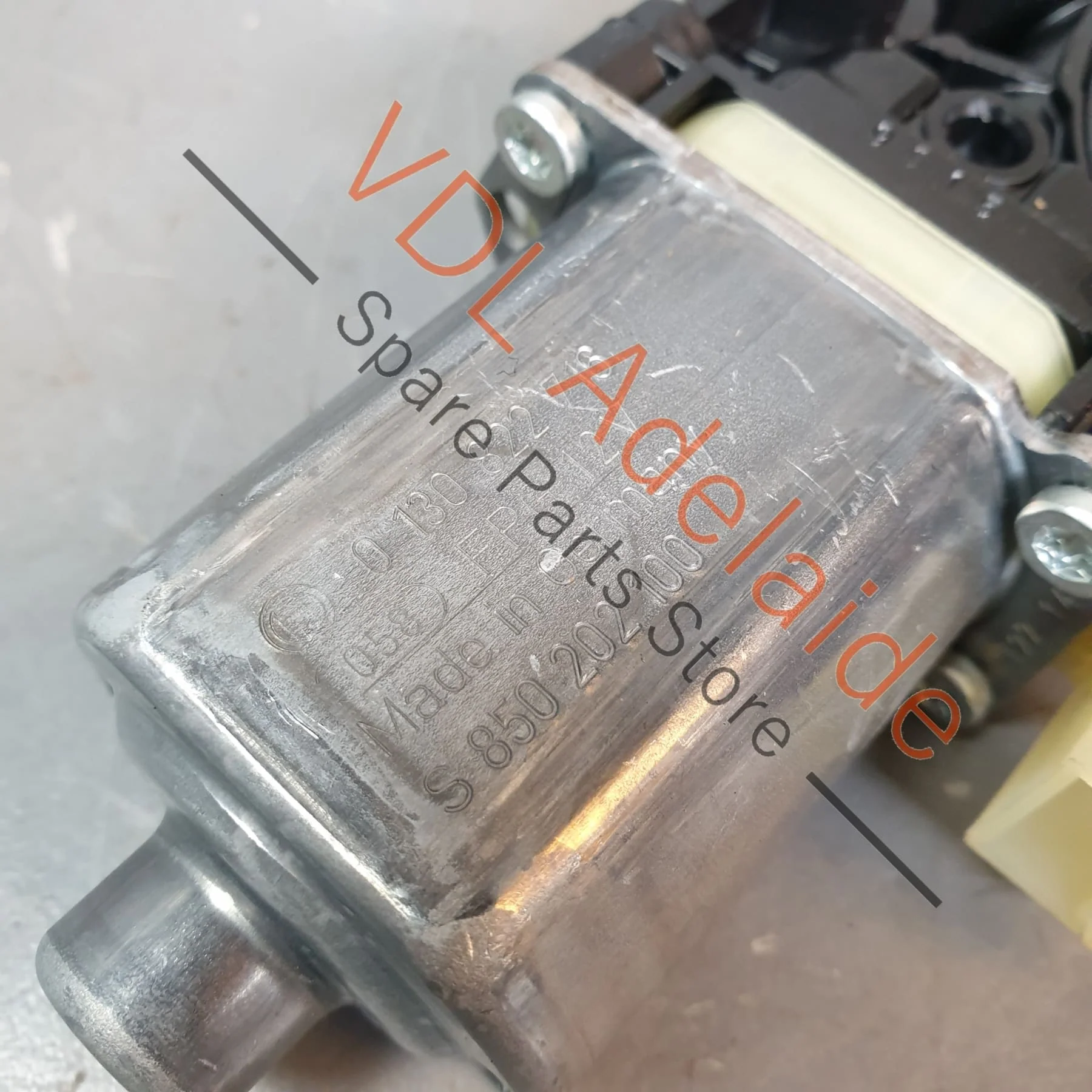 VW Golf Mk7 Front Right Window Regulator Motor 5Q0959802B - Image 4