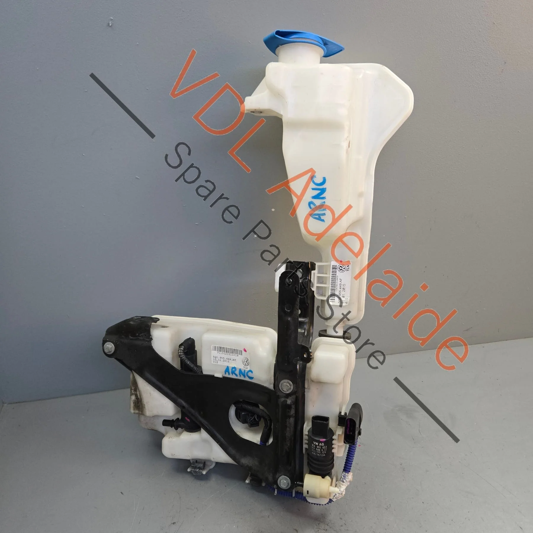 VW Golf R MK7 7.5 Windscreen Washer Bottle Tank & Mounting Bracket 5G0955453AE 5Q0955449AF
