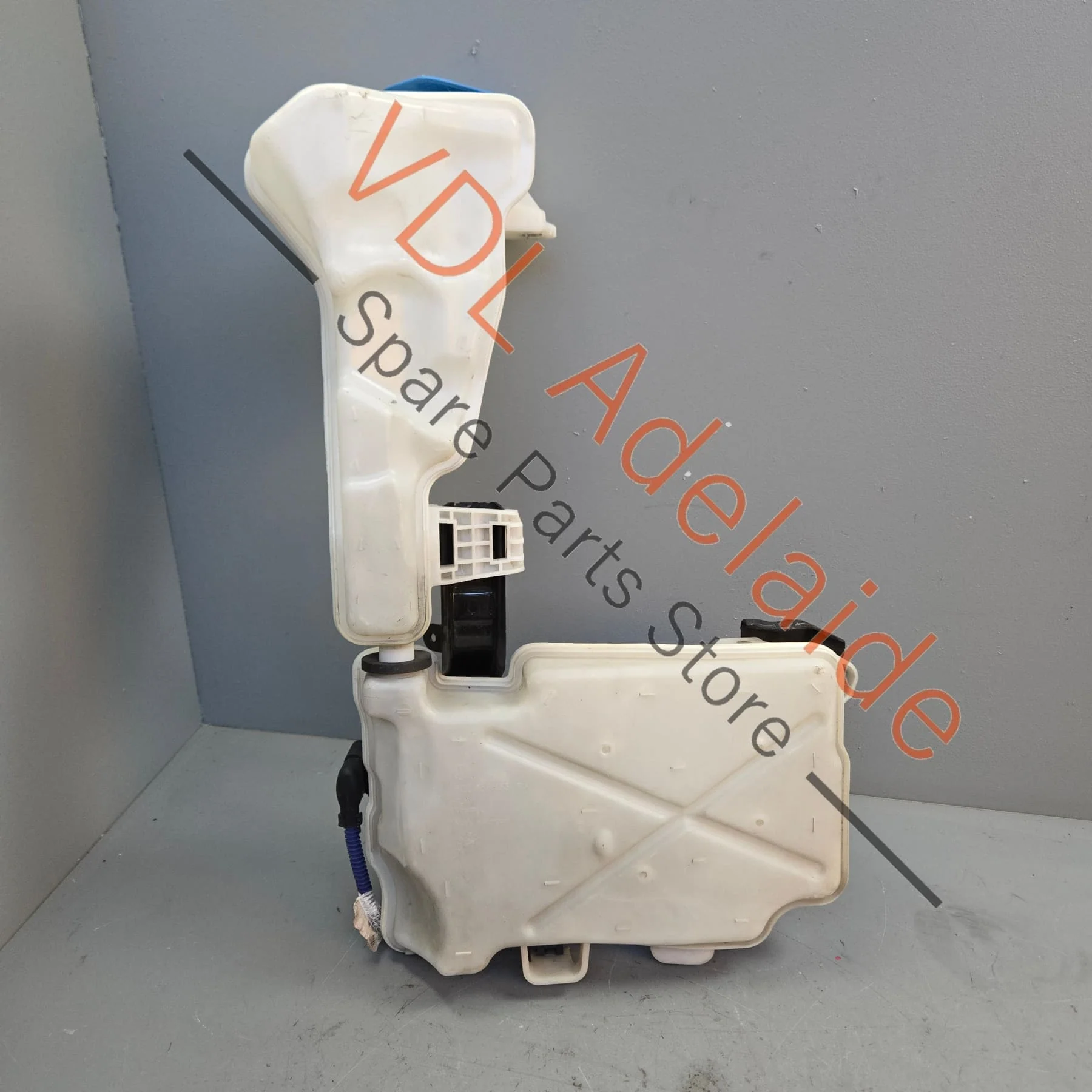 VW Golf R MK7 7.5 Windscreen Washer Bottle Tank & Mounting Bracket 5G0955453AE 5Q0955449AF - Image 2