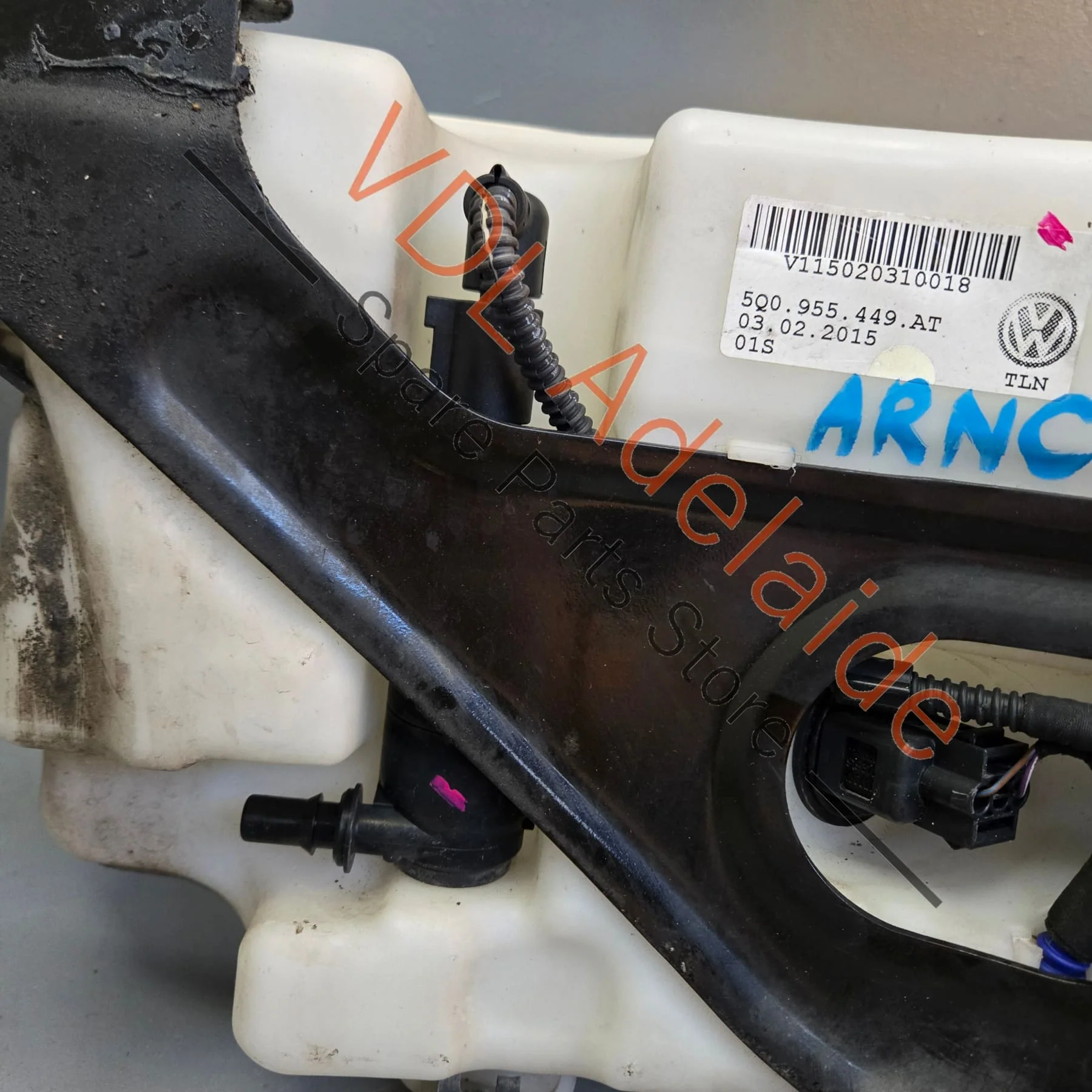 VW Golf R MK7 7.5 Windscreen Washer Bottle Tank & Mounting Bracket 5G0955453AE 5Q0955449AF - Image 7