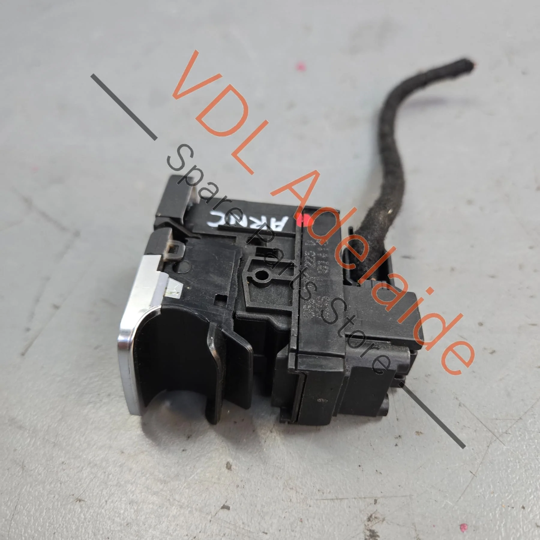 VW Golf MK7 7.5 EPB Park Brake Switch Centre Console with Wiring Tail 5G0927225D - Image 4