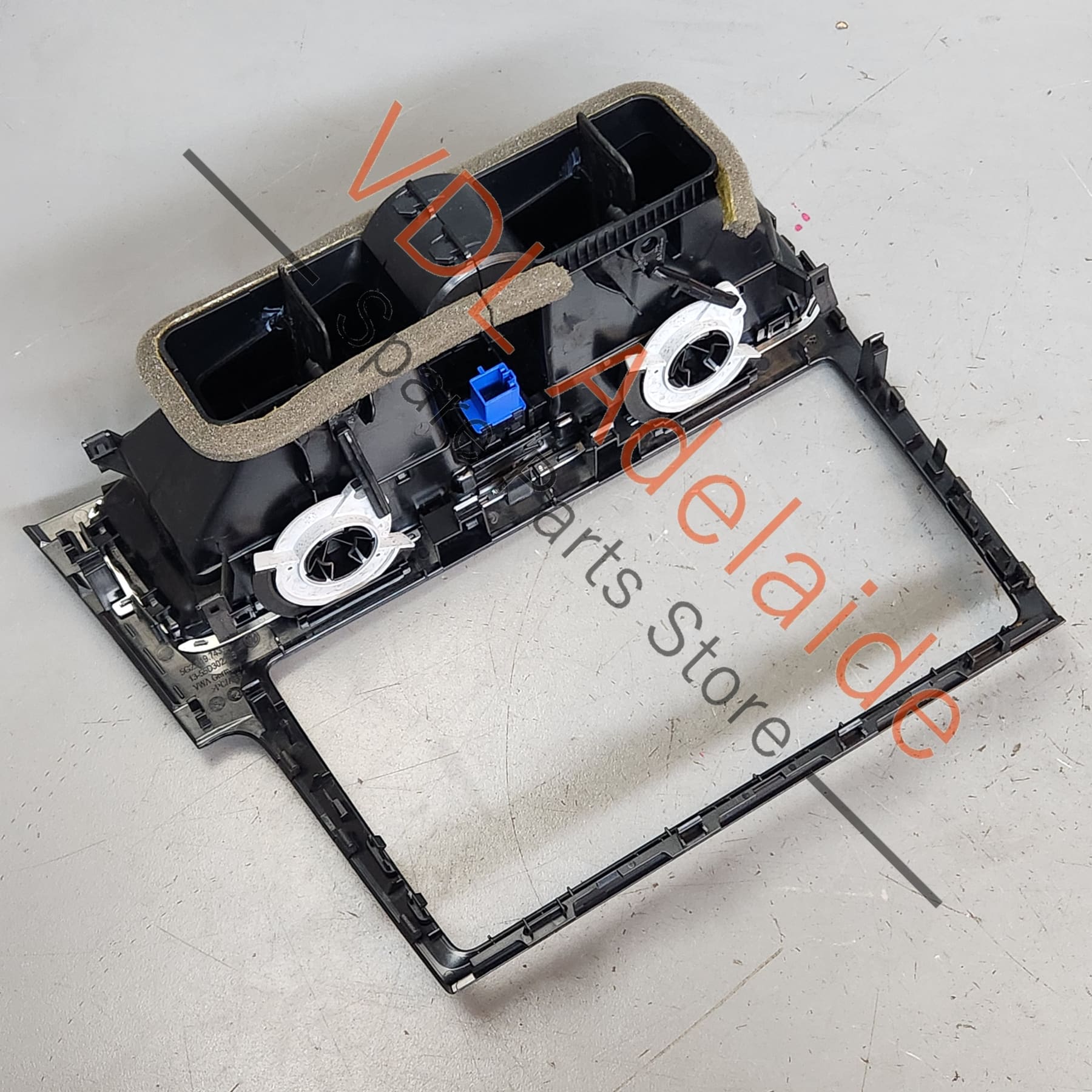 VW Golf MK7 7.5 9.2in Centre Dash Screen Trim 5G2819728AK QYI 5G2819728AJ QYI - Image 2