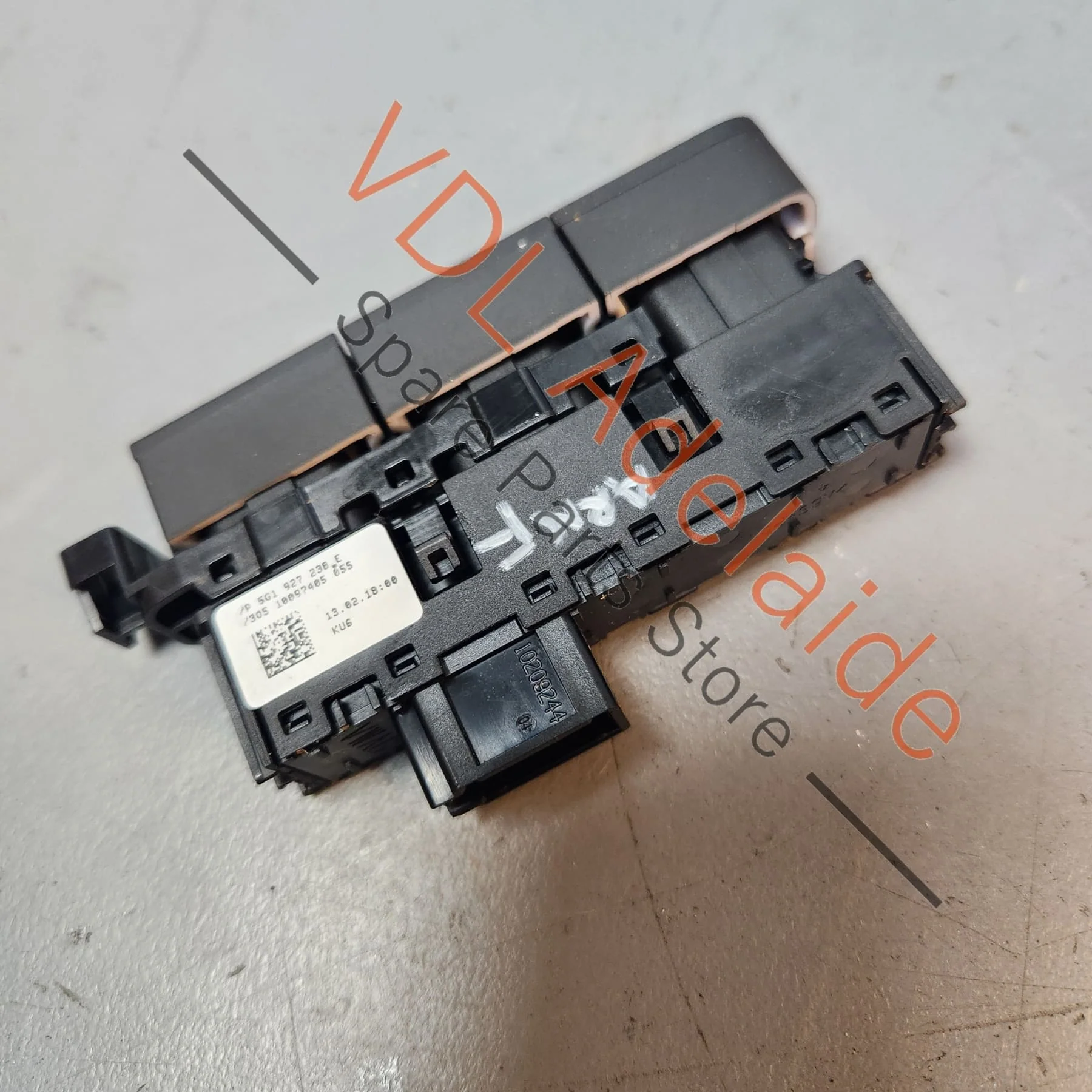 VW Golf MK7 7.5 Centre Console Button for Parking Aid Switch 5G1927238F WZU - Image 2