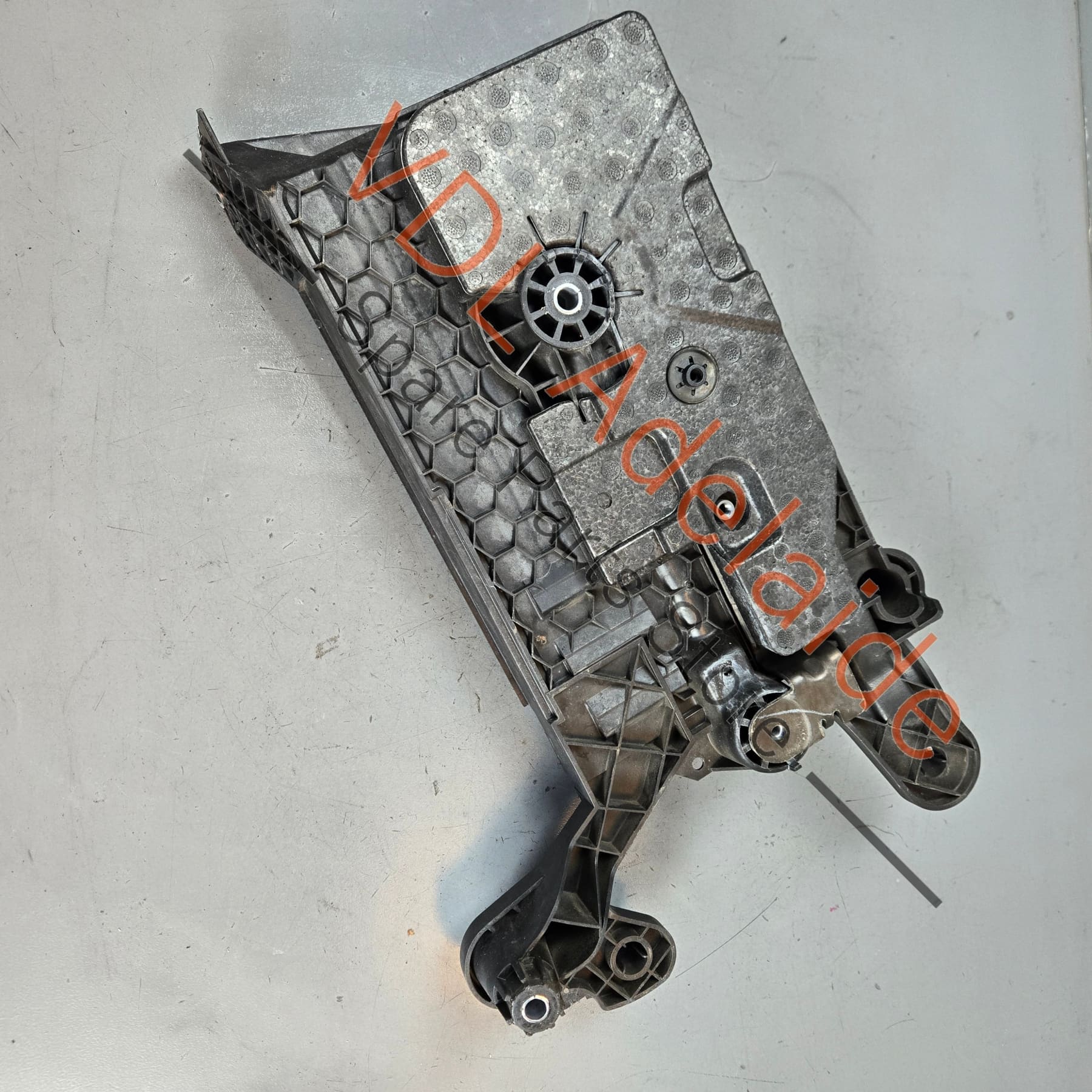 VW Golf MK7 Battery Tray 5Q0915321H 5Q0915331J 5Q0915331K - Image 3