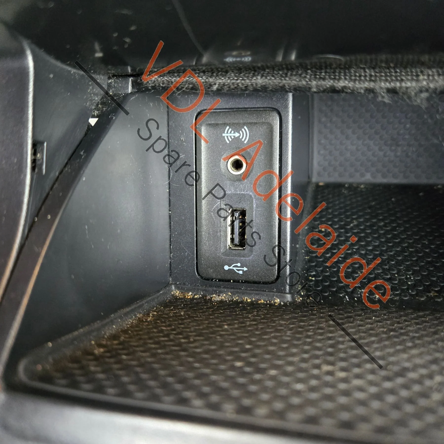 VW Golf Mk7 R 4Motion Centre Console Storage Stowage Cabinet Compartment USB AUX-IN Gloss Black RHD - Image 3