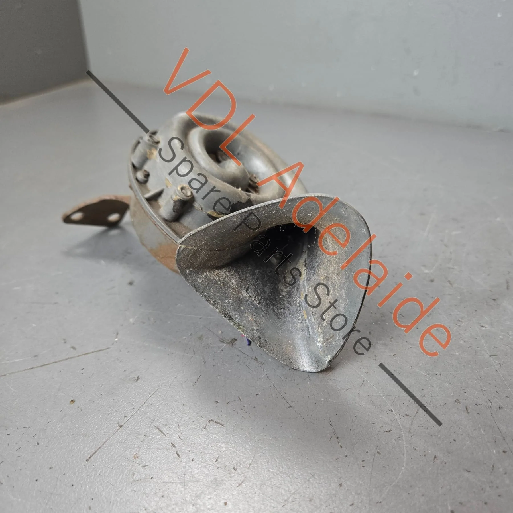 Datsun 1600 510 1x Original Horn 1968-1972 - Image 2