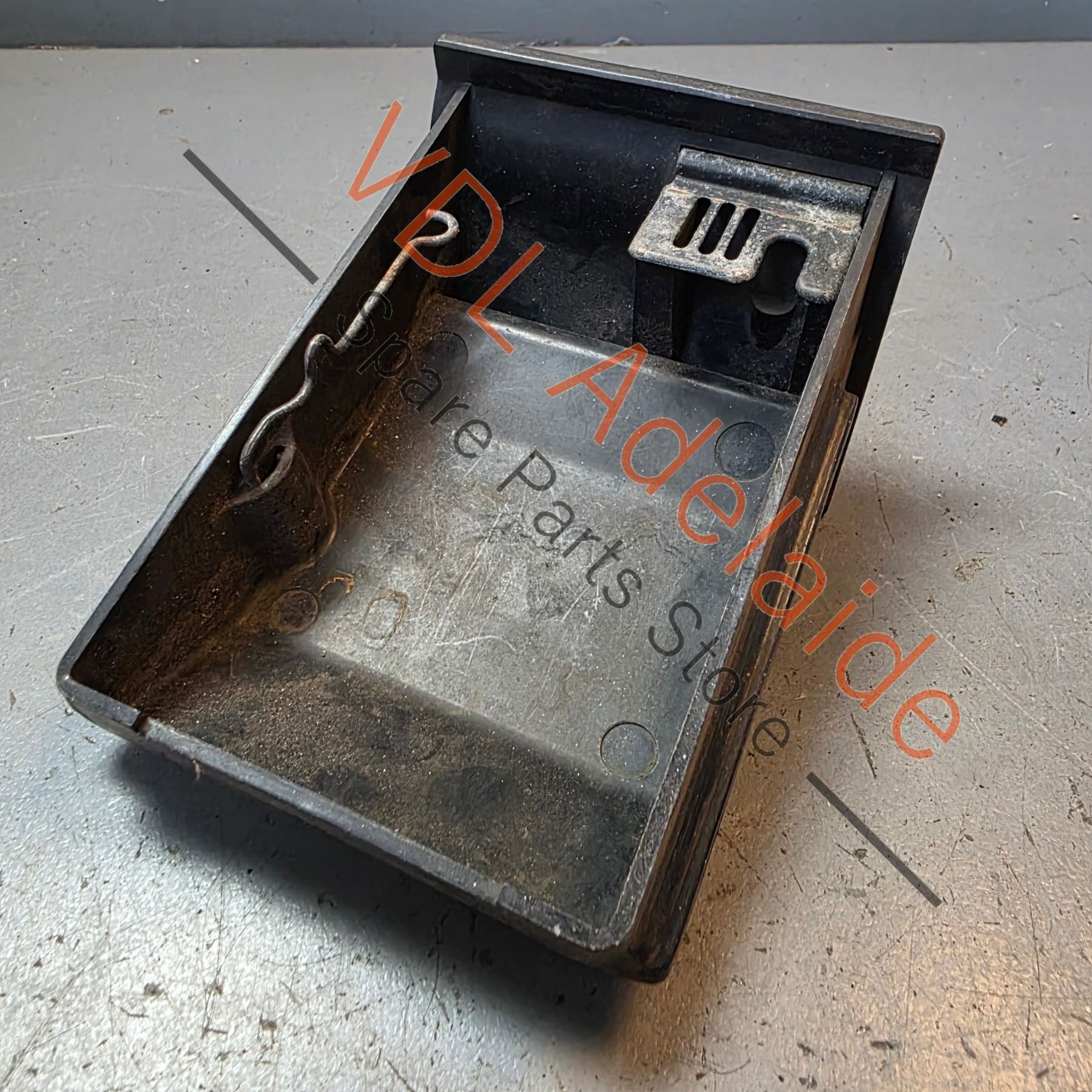 Datsun 1600 510 Centre Ash Tray Ashtray - Image 5