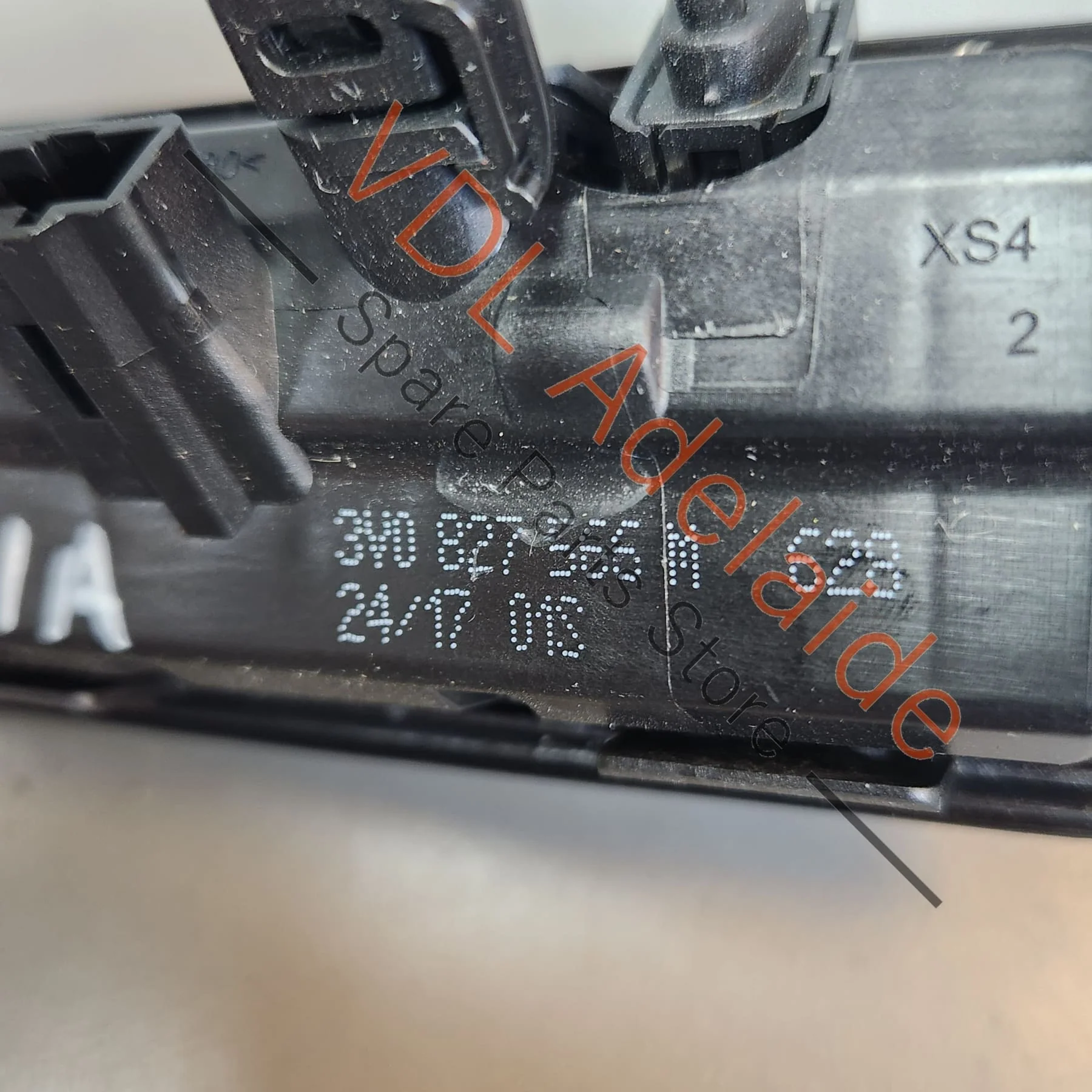 Audi A4 S4 B9 Electric Tailgate Lid Lock Button with Reverse Camera 3V0827566M - Image 2