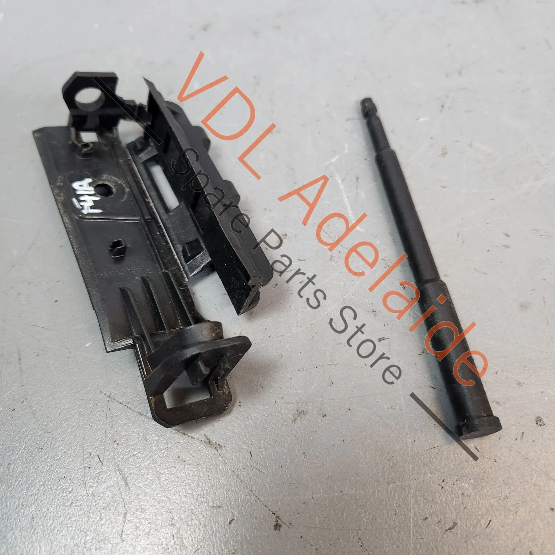 Audi A4 S4 Rear Left Bumper Retaining Bracket & Pin WHT007374 8W9807889B - Image 5