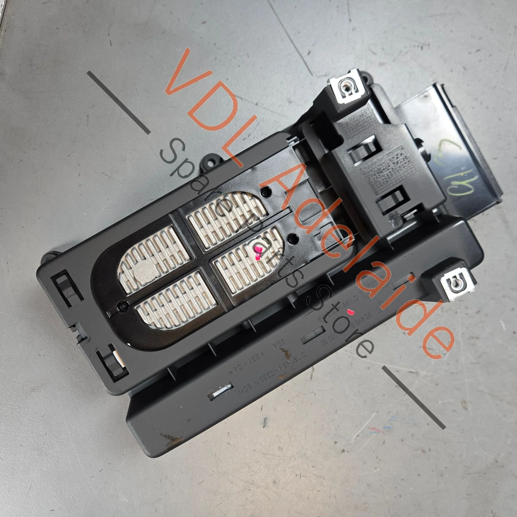 Audi A4 A5 B9 Genuine Wireless Phone Charger and USB Hub in Centre Console 8W0864981D 8W0035708 - Image 6