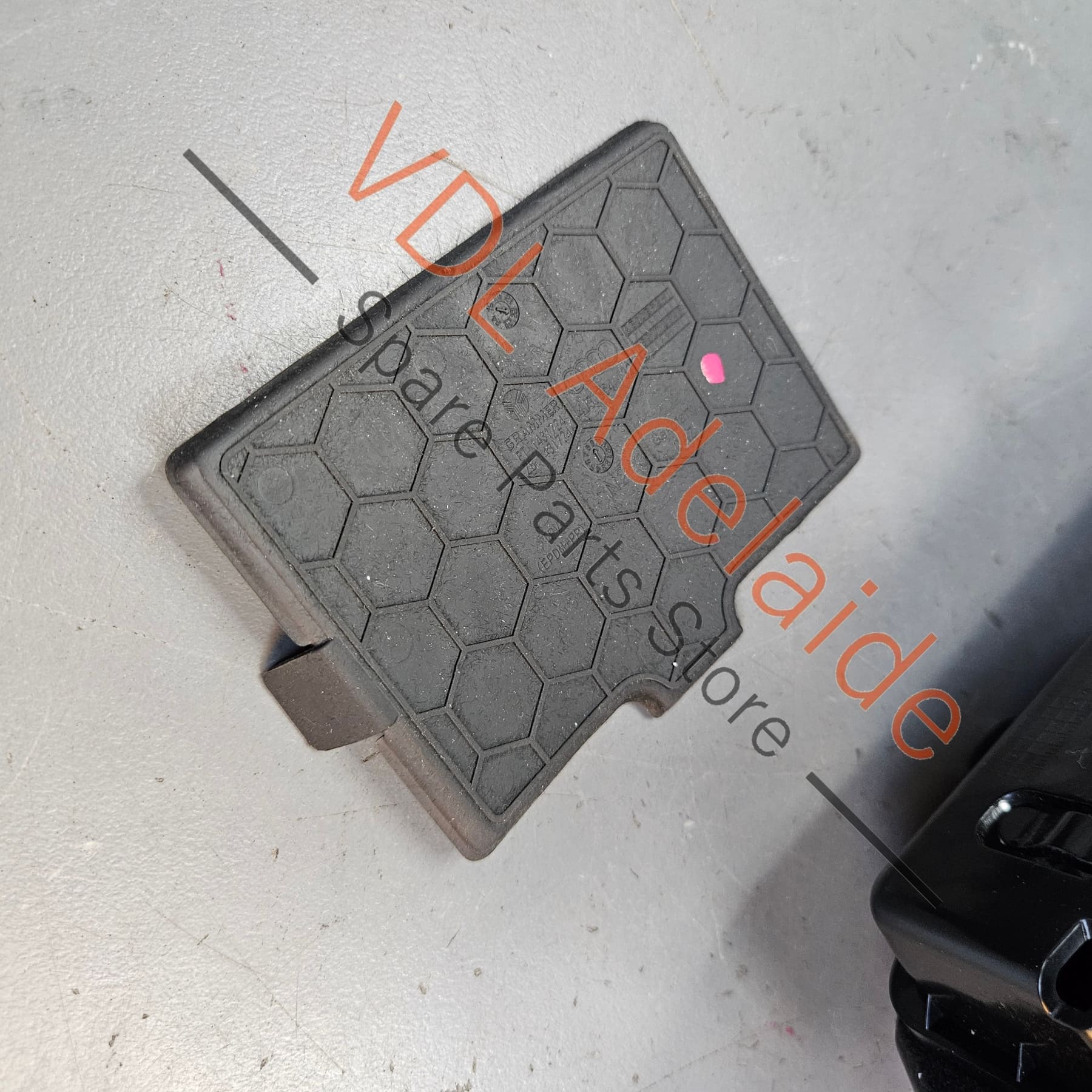 Audi e-Tron GT Centre Storage Compartment w Release Button 4J3863075 3Q7 under Arm Rest 4J3858021 4PK - Image 7