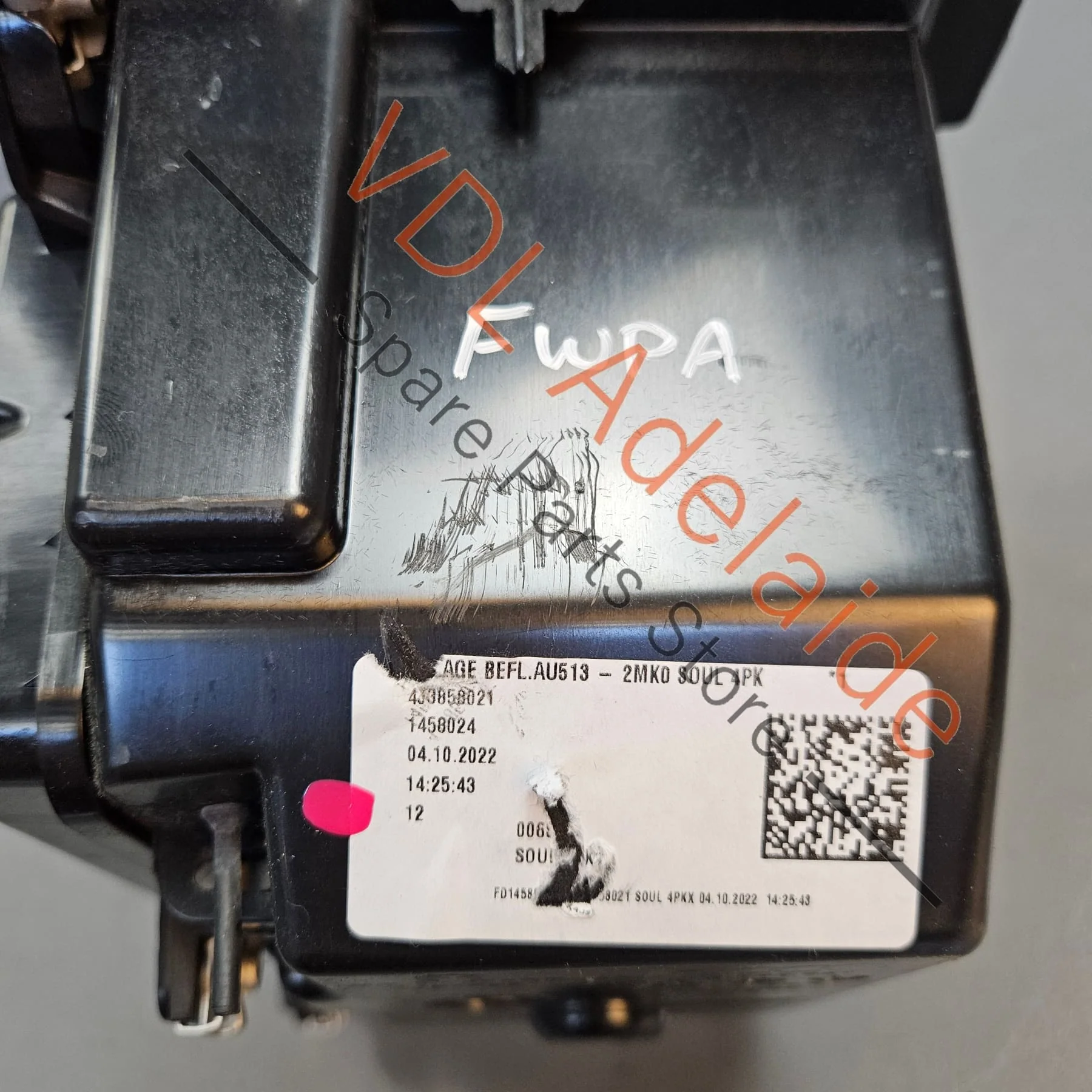 Audi e-Tron GT Centre Storage Compartment w Release Button 4J3863075 3Q7 under Arm Rest 4J3858021 4PK - Image 9