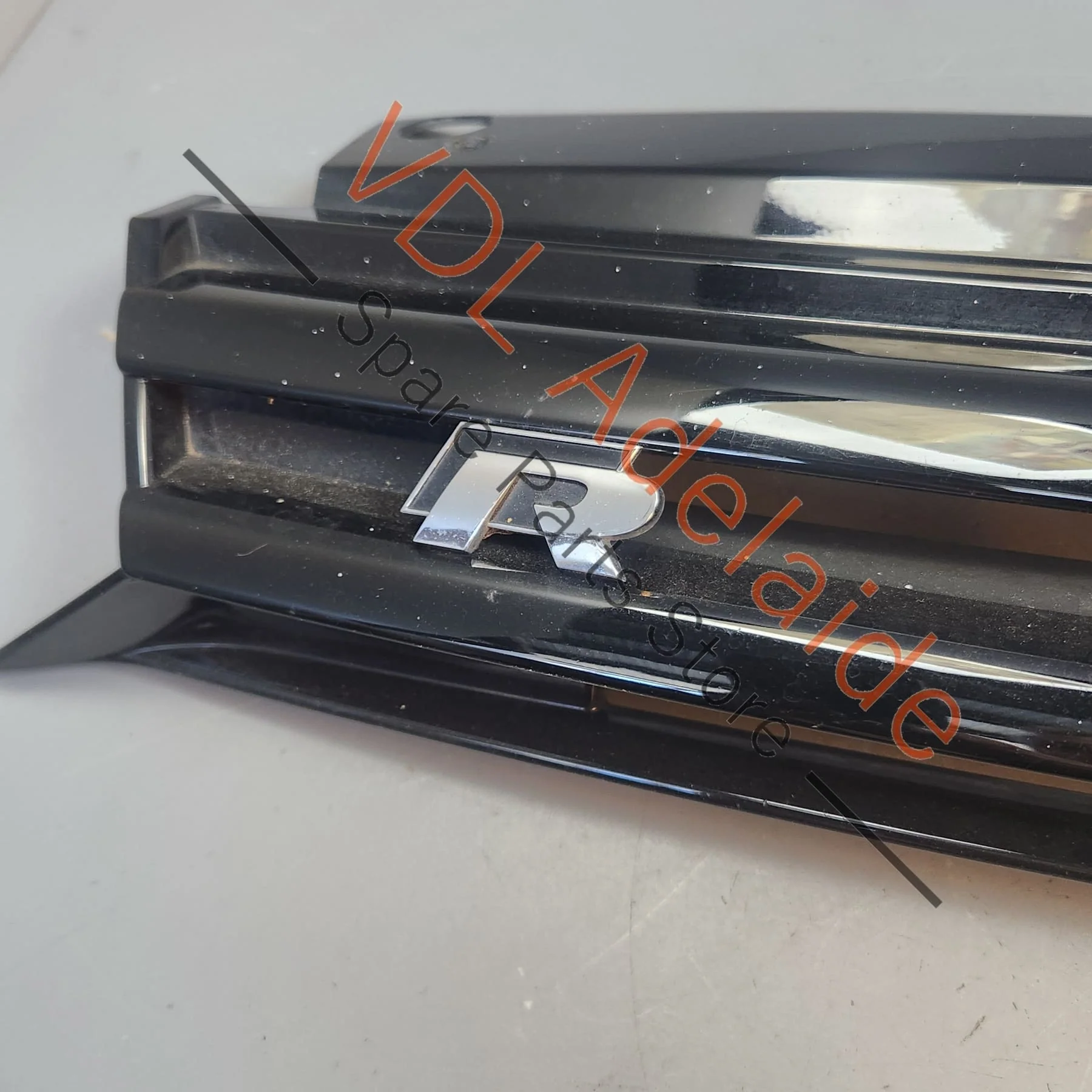 VW Golf R MK6 Front Grille Gloss Black **Damaged Stock**  5K0853651BF - Image 2