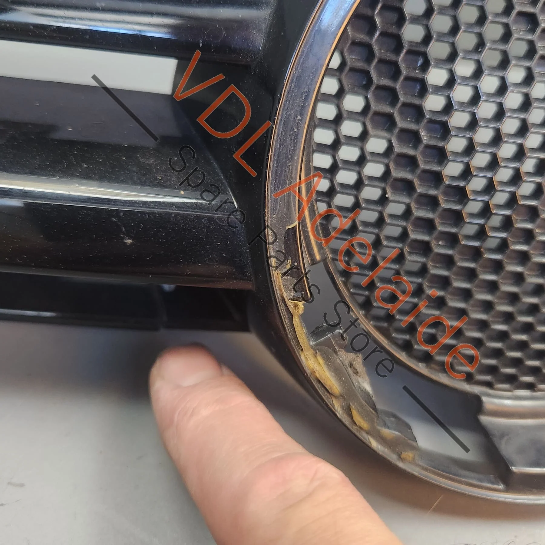VW Golf R MK6 Front Grille Gloss Black **Damaged Stock**  5K0853651BF - Image 4