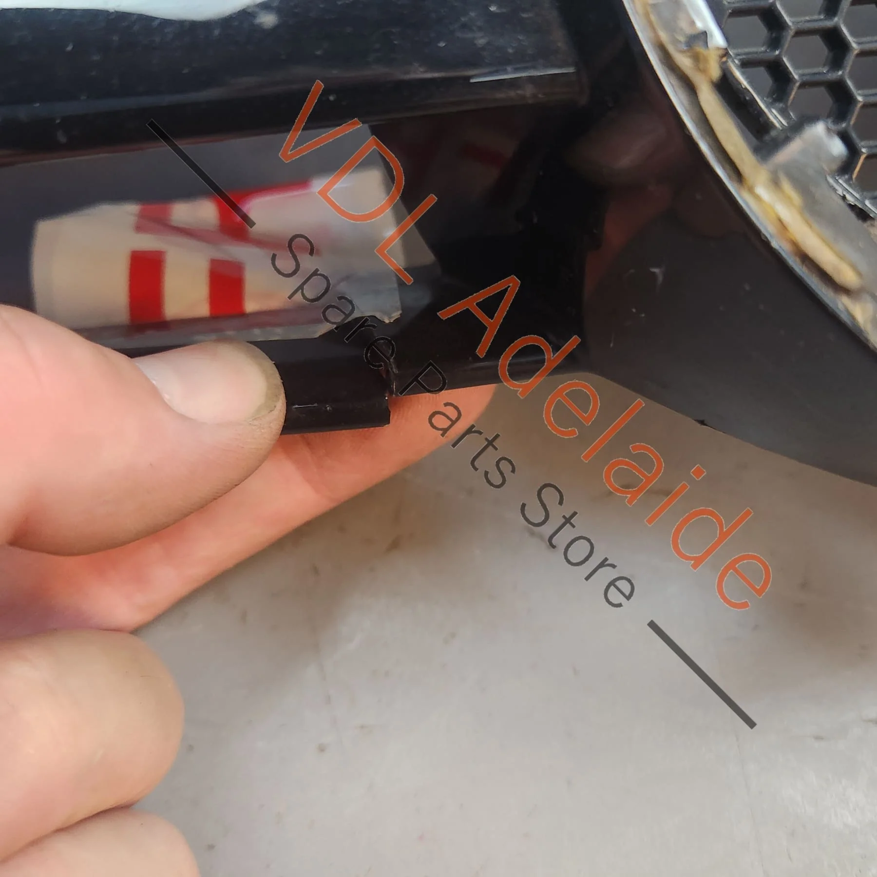 VW Golf R MK6 Front Grille Gloss Black **Damaged Stock**  5K0853651BF - Image 5