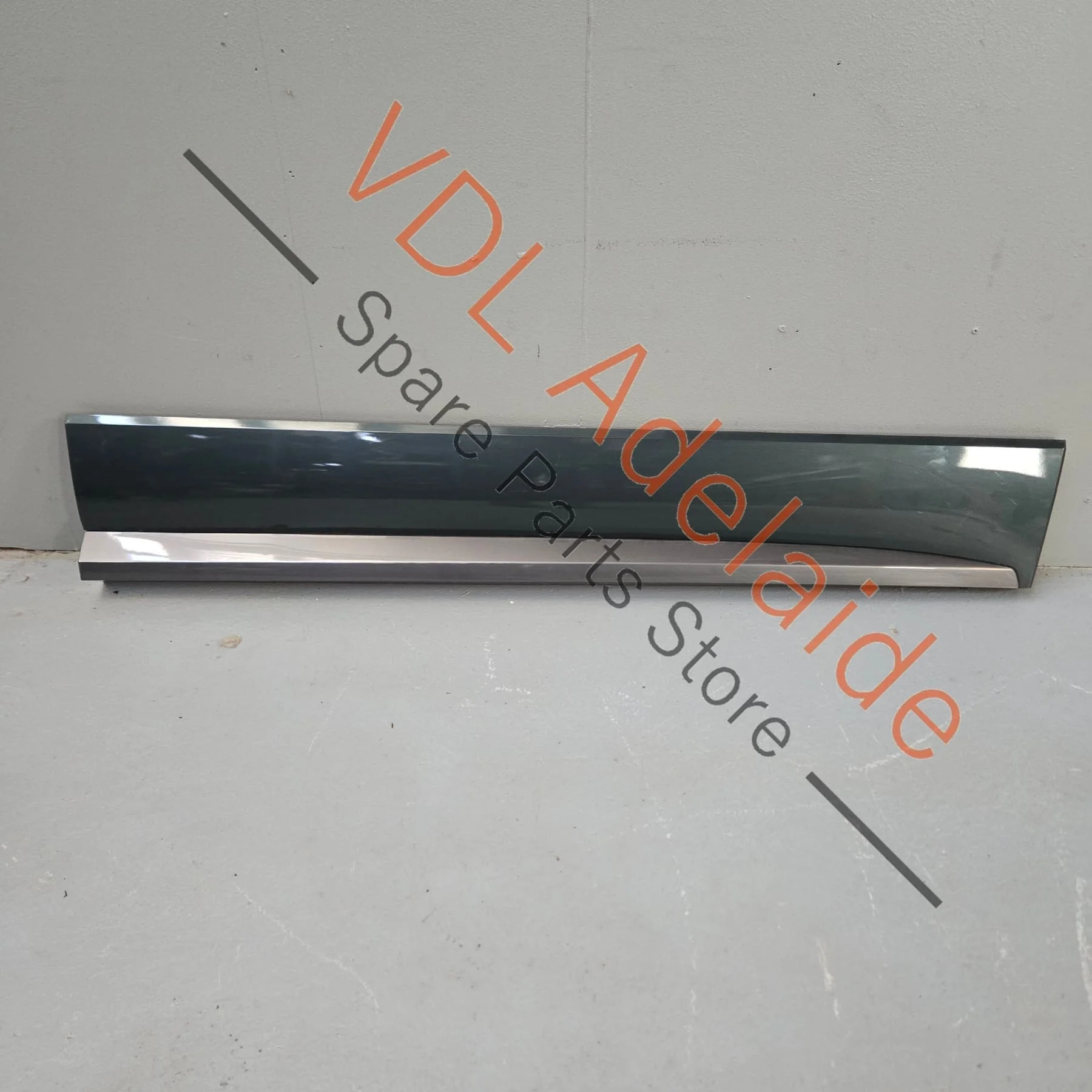 Cupra Ateca Front Right Door Exterior Lower Bump Strip Moulding 575853960G 575854940 9S / X6T Camouflage Green Metallic