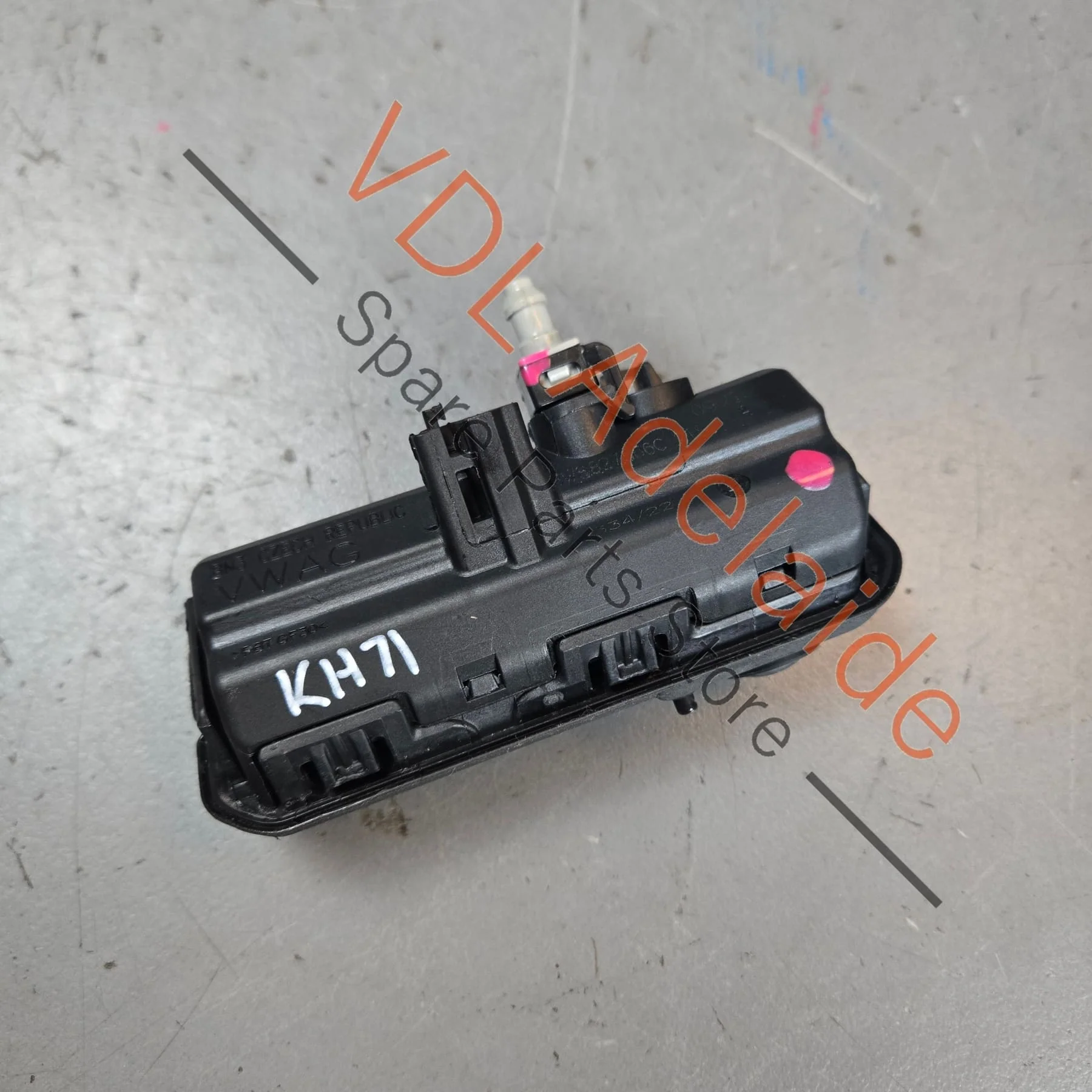 Genuine Audi Q5 Cupra Ateca Rear View Camera & Trunk Boot Release Button 8W8827566C - Image 2