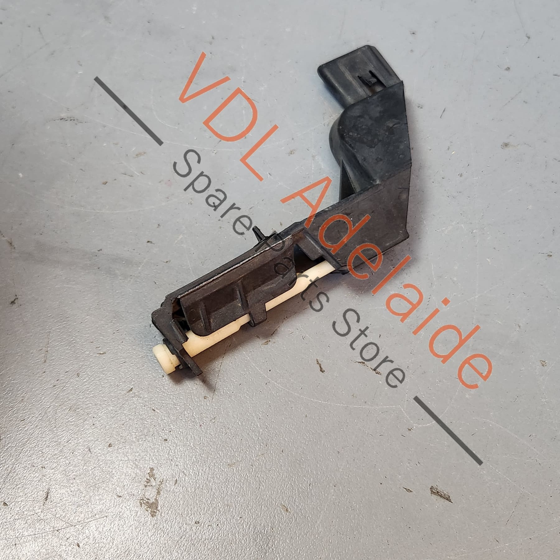 Audi A4 B8 Rear Left Corner Bumper Mounting Bracket 8K5807889A