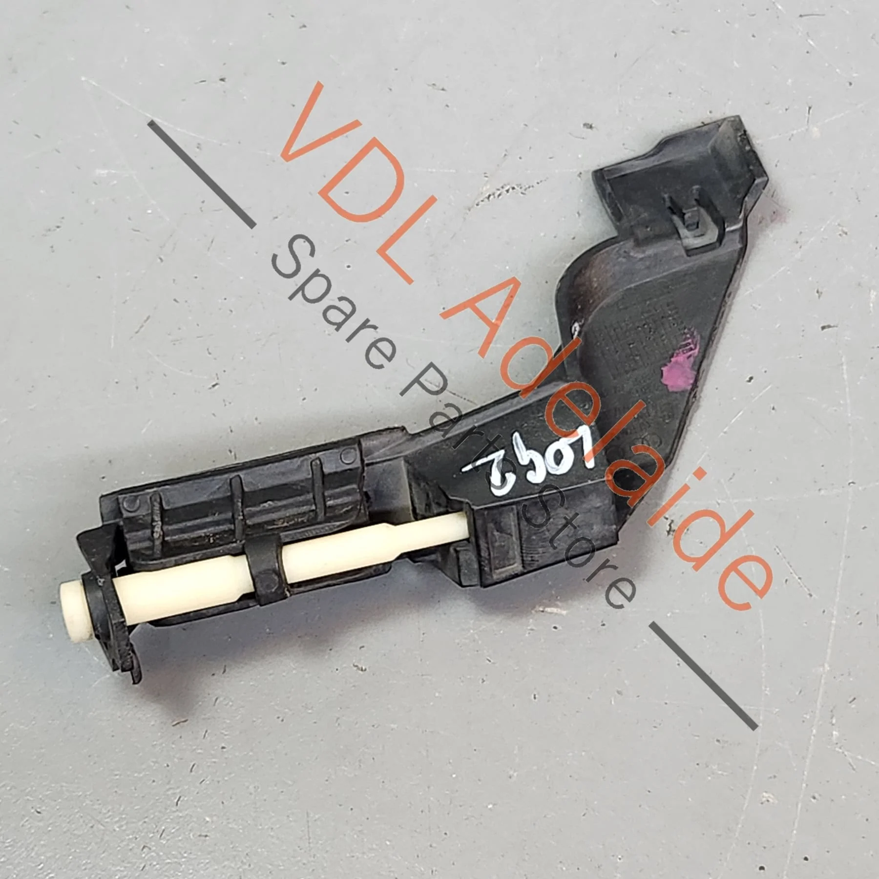 Audi A4 B8 8K Rear Bumper Carrier Guide Upper Right Section Bracket 8K5807890A