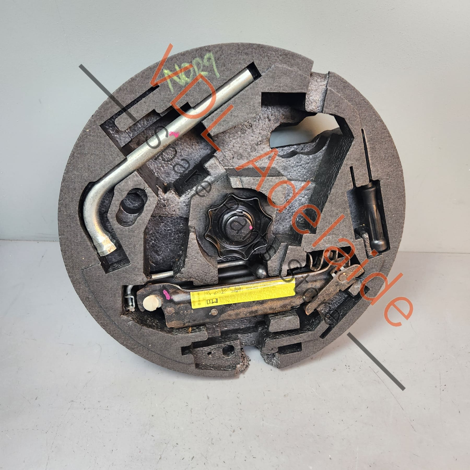 VW Golf MK6 Tool Kit for 18in Spare Wheel incl Jack & Spanner 8P0012109E