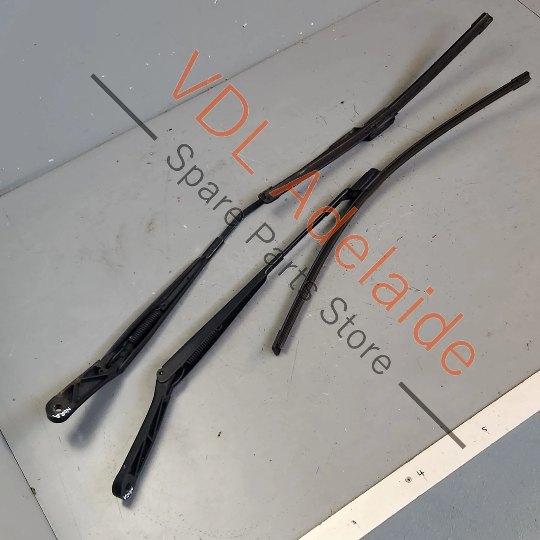 VW Golf MK6 Pair of Windscreen Wiper Arms 1Q2955410 1Q2955409