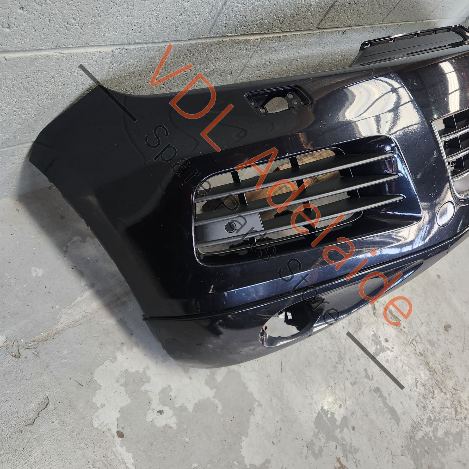 VW Touareg 7P Front Bumper Assembly compelte with grilles etc - Image 4