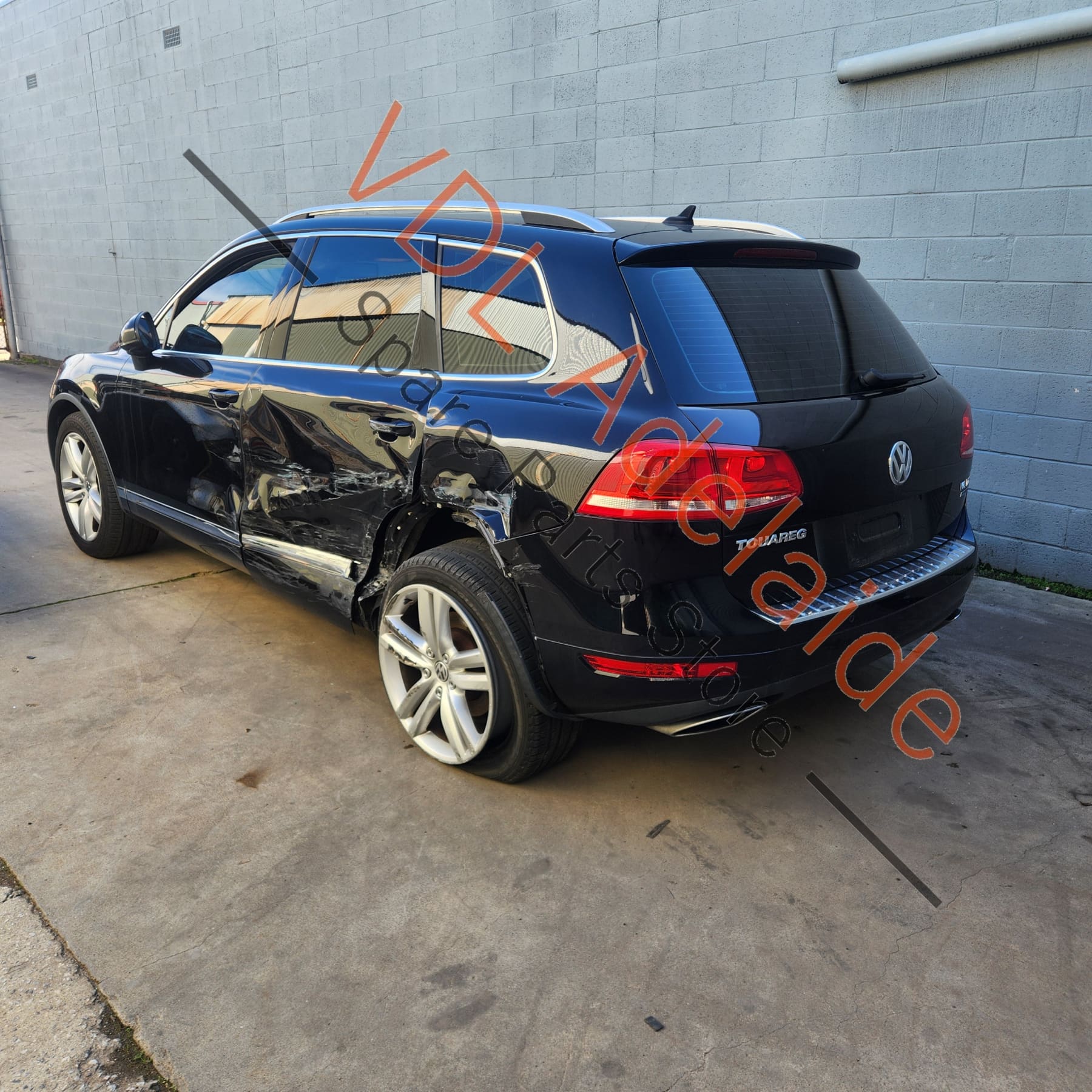 VW Touareg 7P Front Bumper Assembly compelte with grilles etc - Image 7
