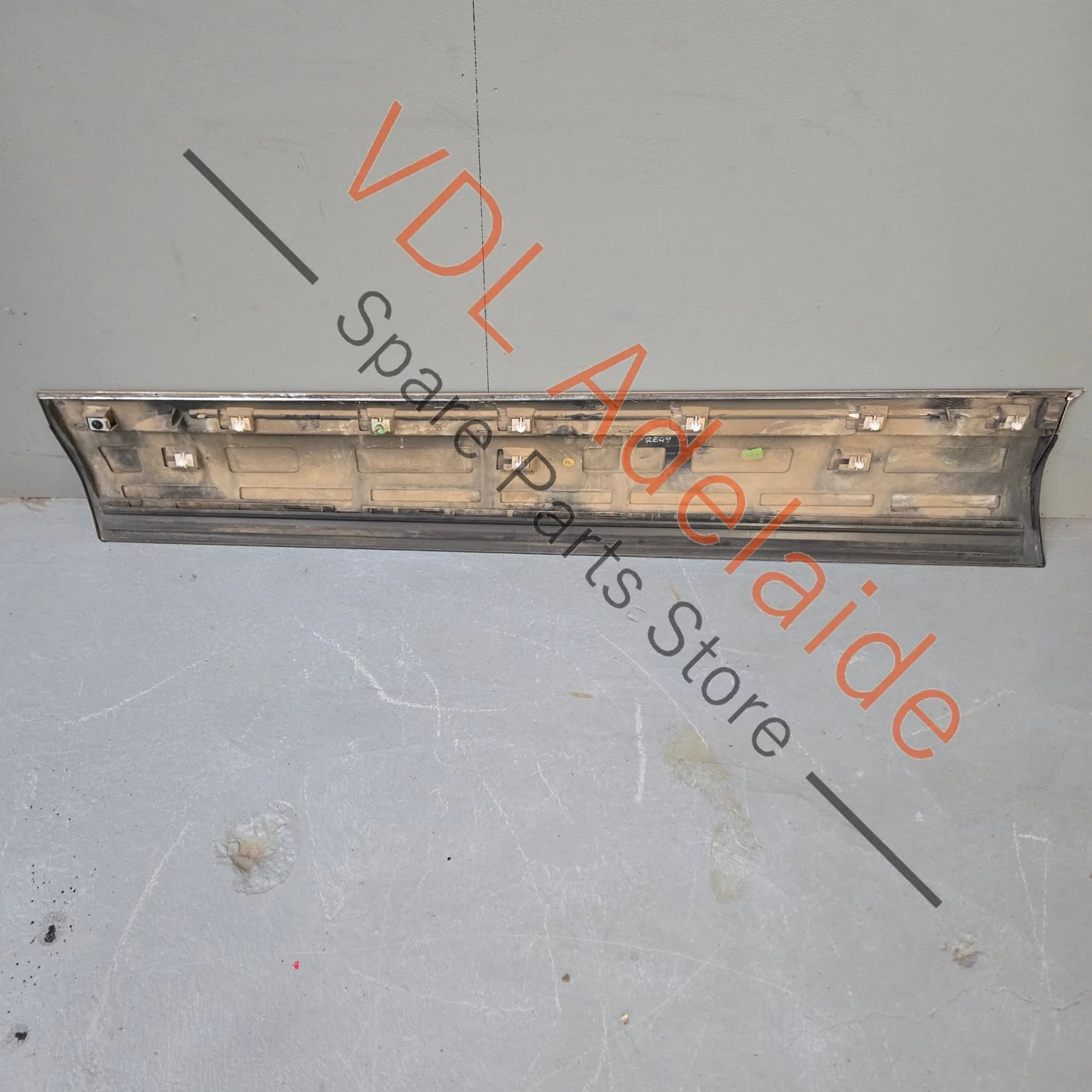 VW Touareg 7P Right Front Lower Door Exterior Moulding Trim 7P6854940H GRU - Image 7